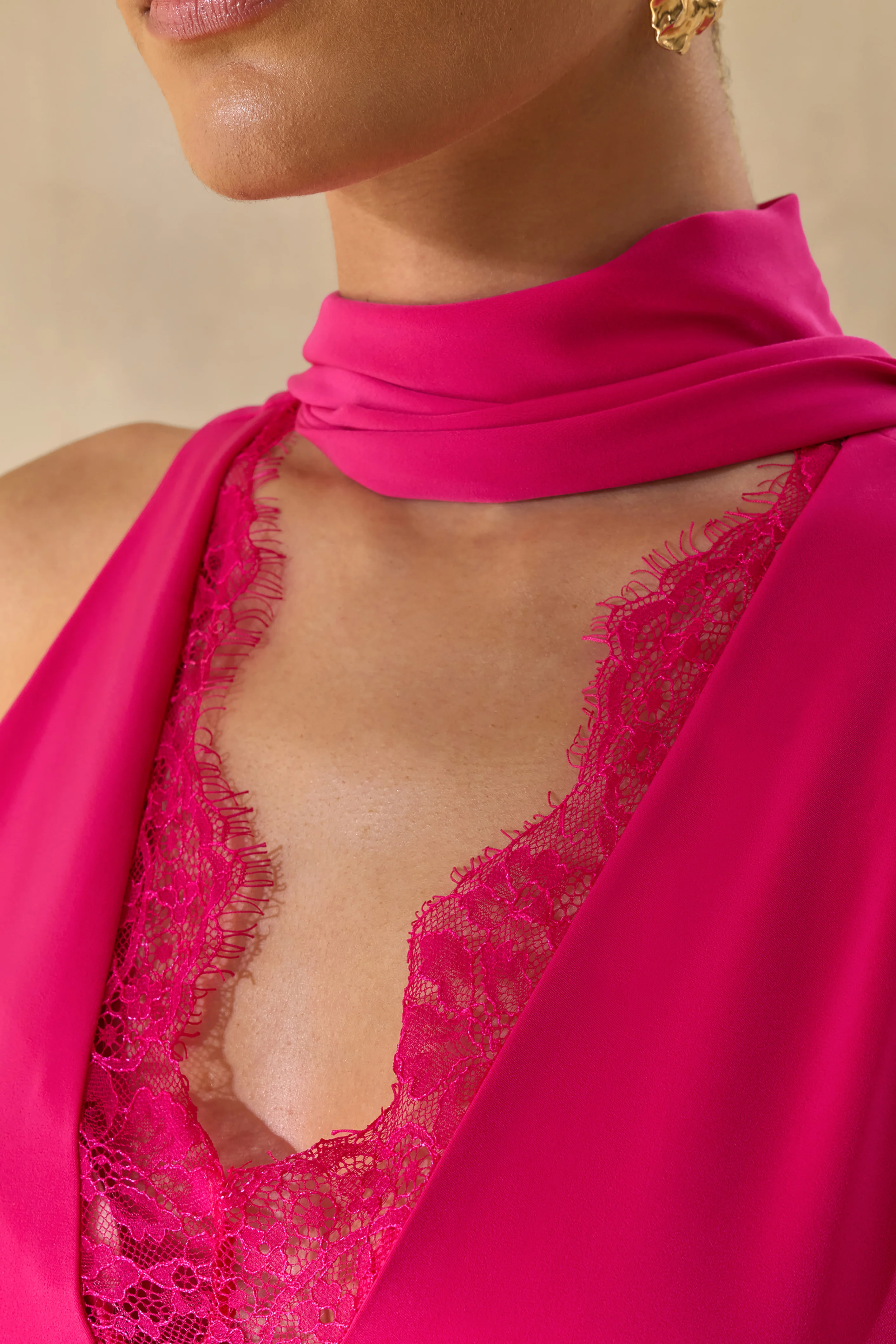 True Icon | Robe longue nuisette en satin rose vif à encolure haute avec écharpe fluide - Image 6