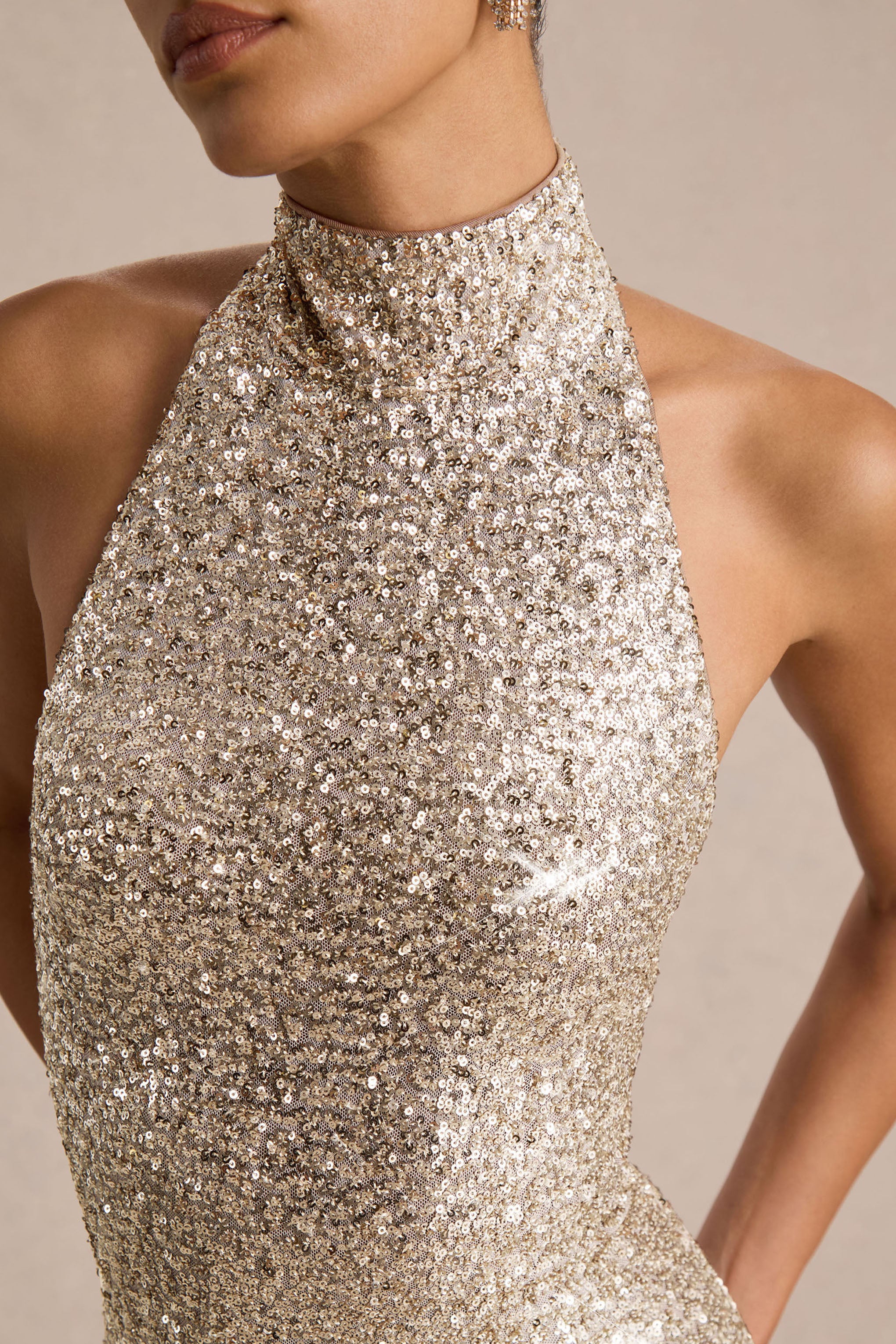 Tulia | Robe longue en sequins dorés à col montant - Image 3