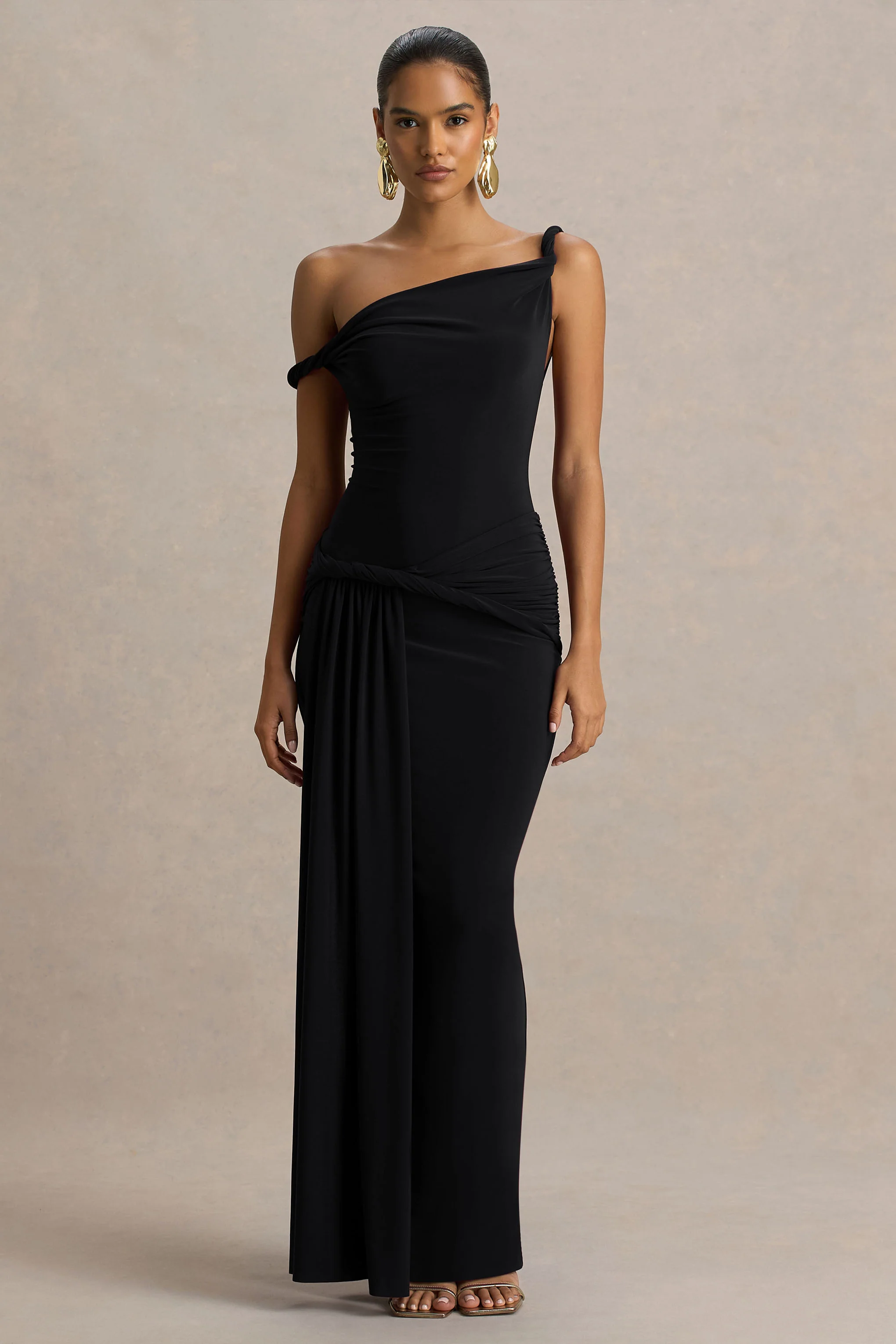 Tulisa | Robe longue noire à encolure asymétrique avec manches torsadées et détails froncés - Image 4