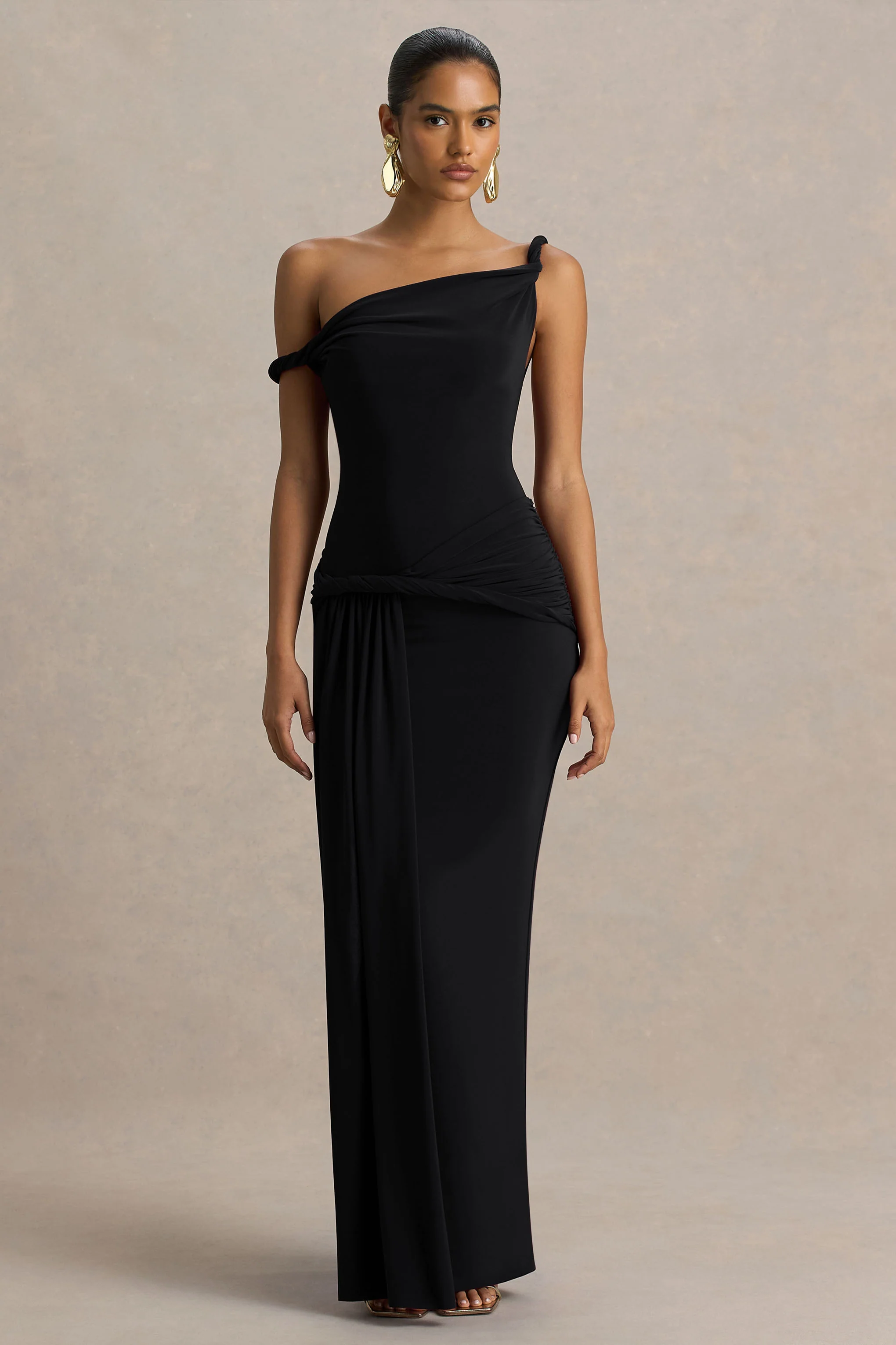 Tulisa | Robe longue noire à encolure asymétrique avec manches torsadées et détails froncés - Image 5