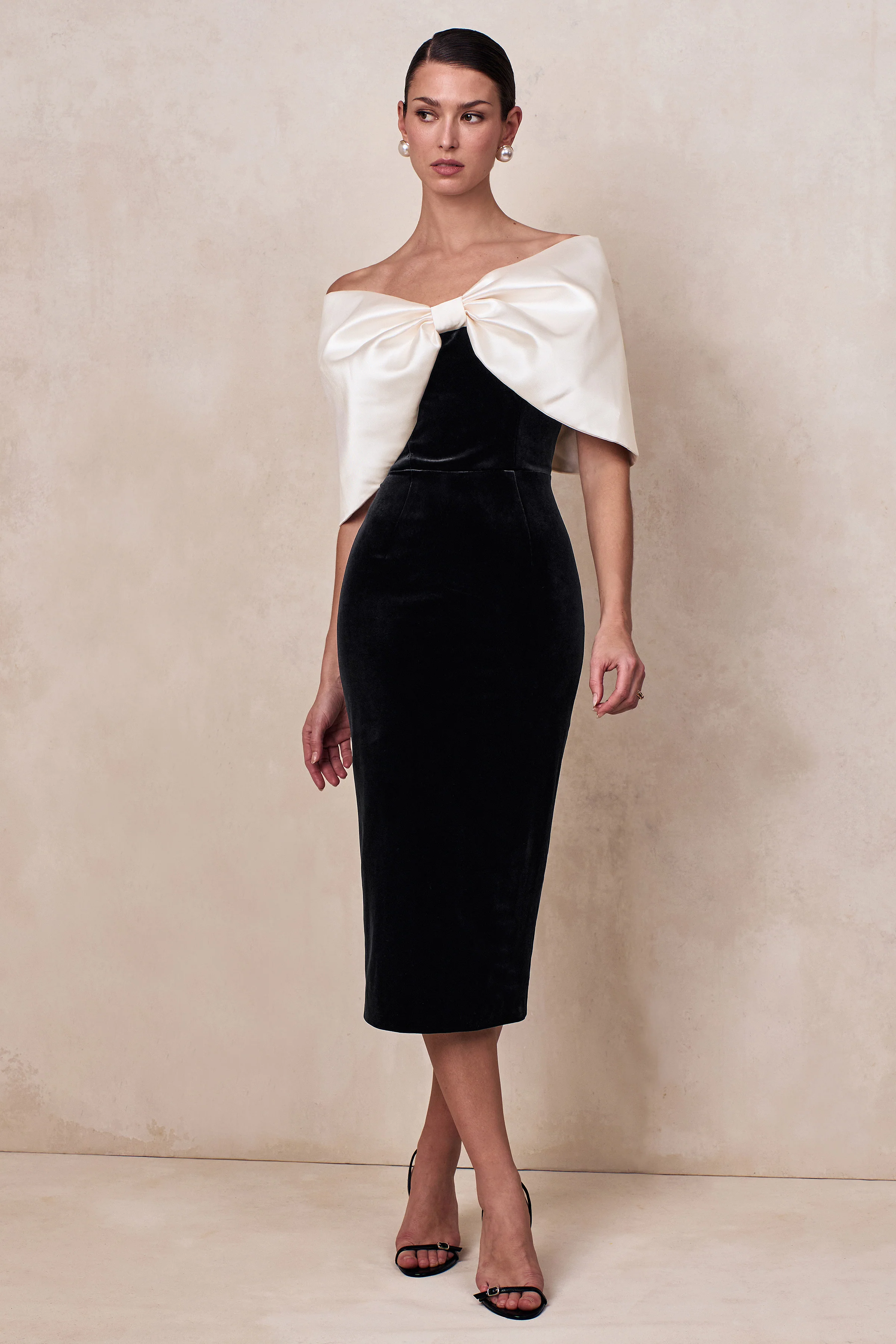Twilight | Robe mi-longue noire et blanche en velours à décolleté bardot avec grand nœud