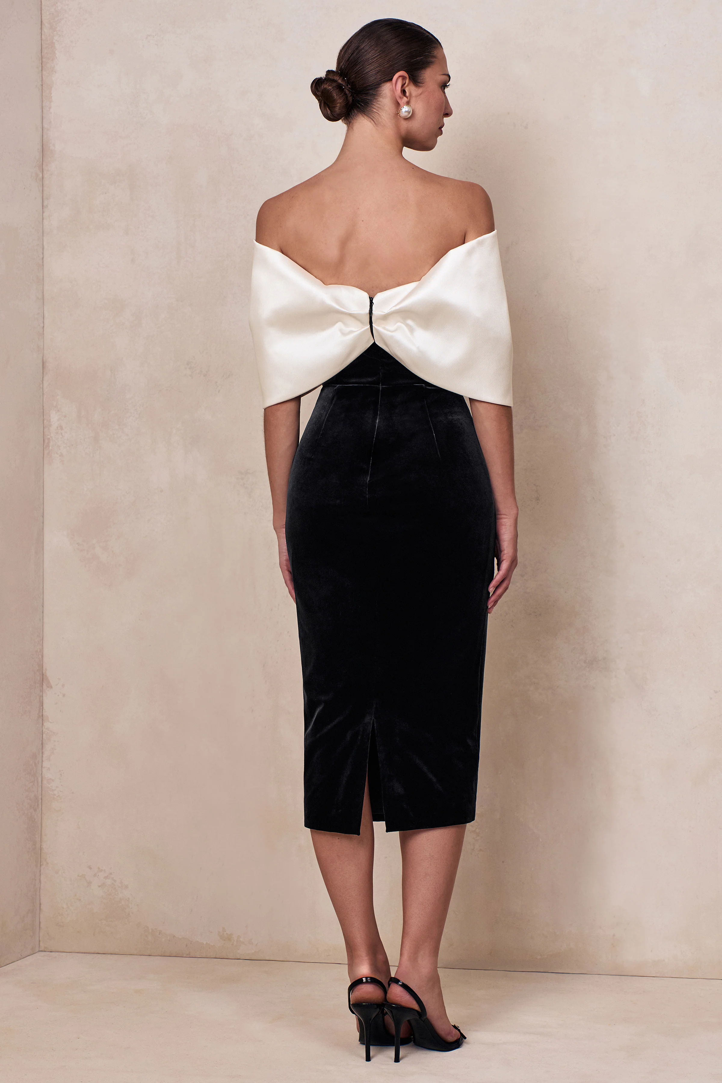 Twilight | Robe mi-longue noire et blanche en velours à décolleté bardot avec grand nœud - Image 2