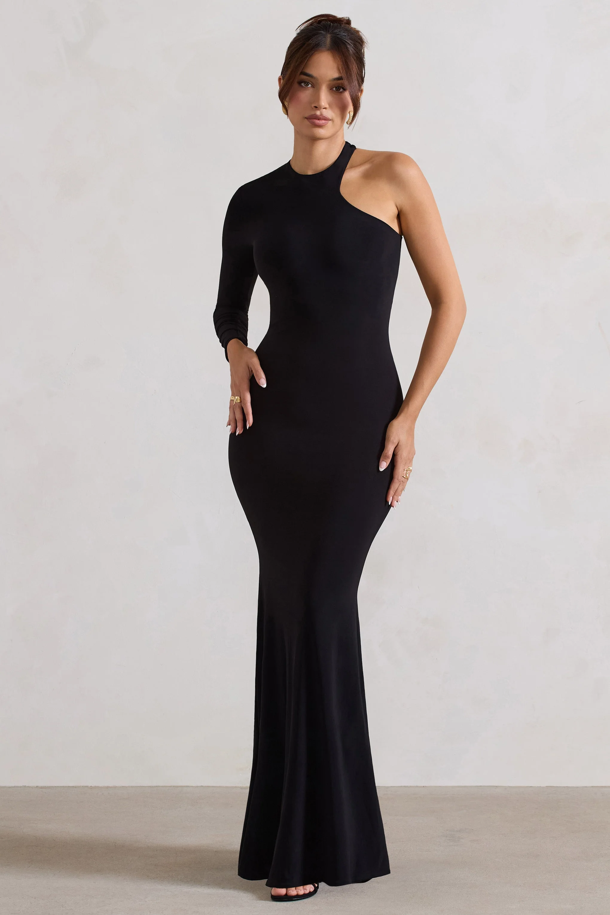 Tyra | Robe longue noire à encolure asymétrique et dos ouvert - Image 10