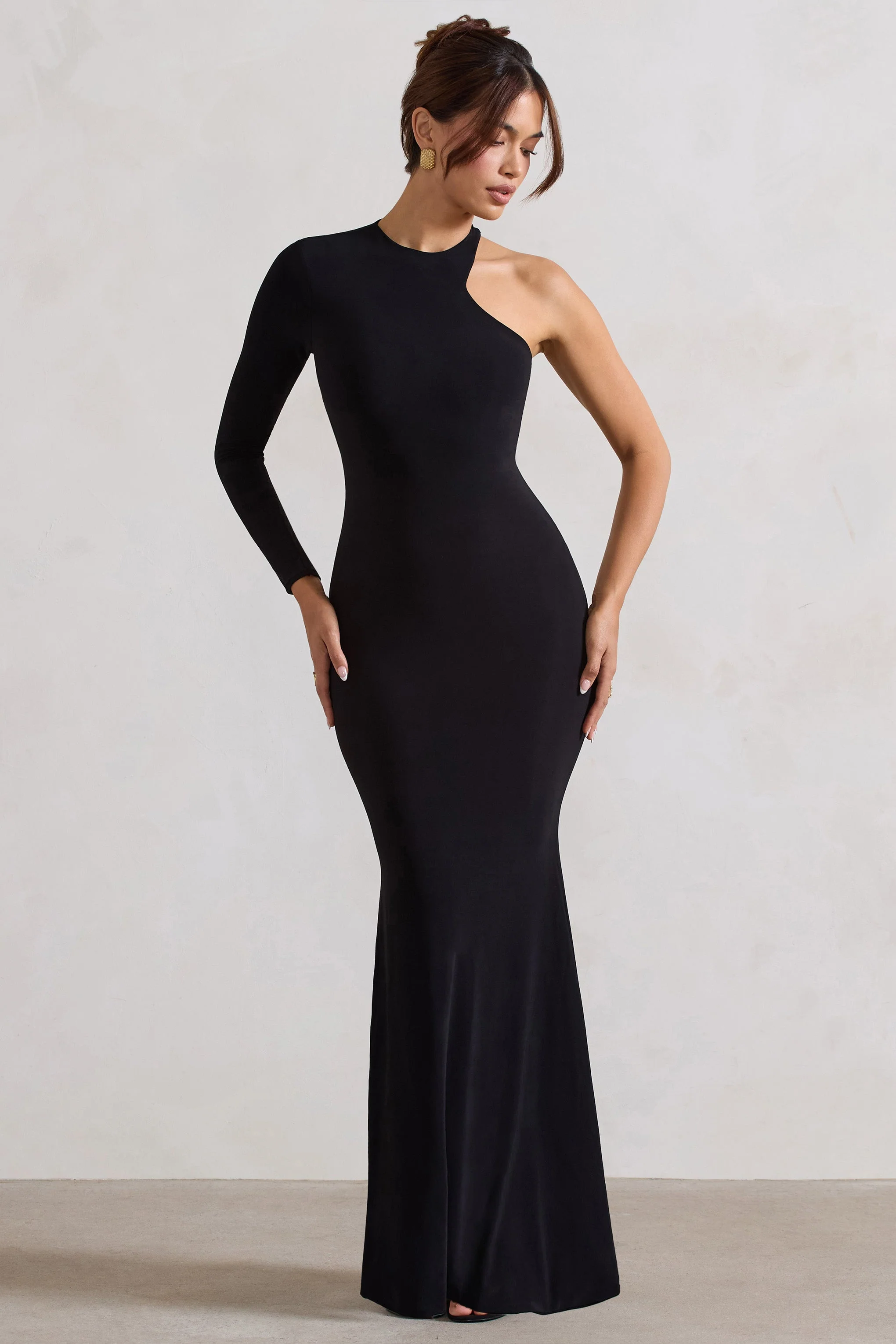 Tyra | Robe longue noire à encolure asymétrique et dos ouvert - Image 11