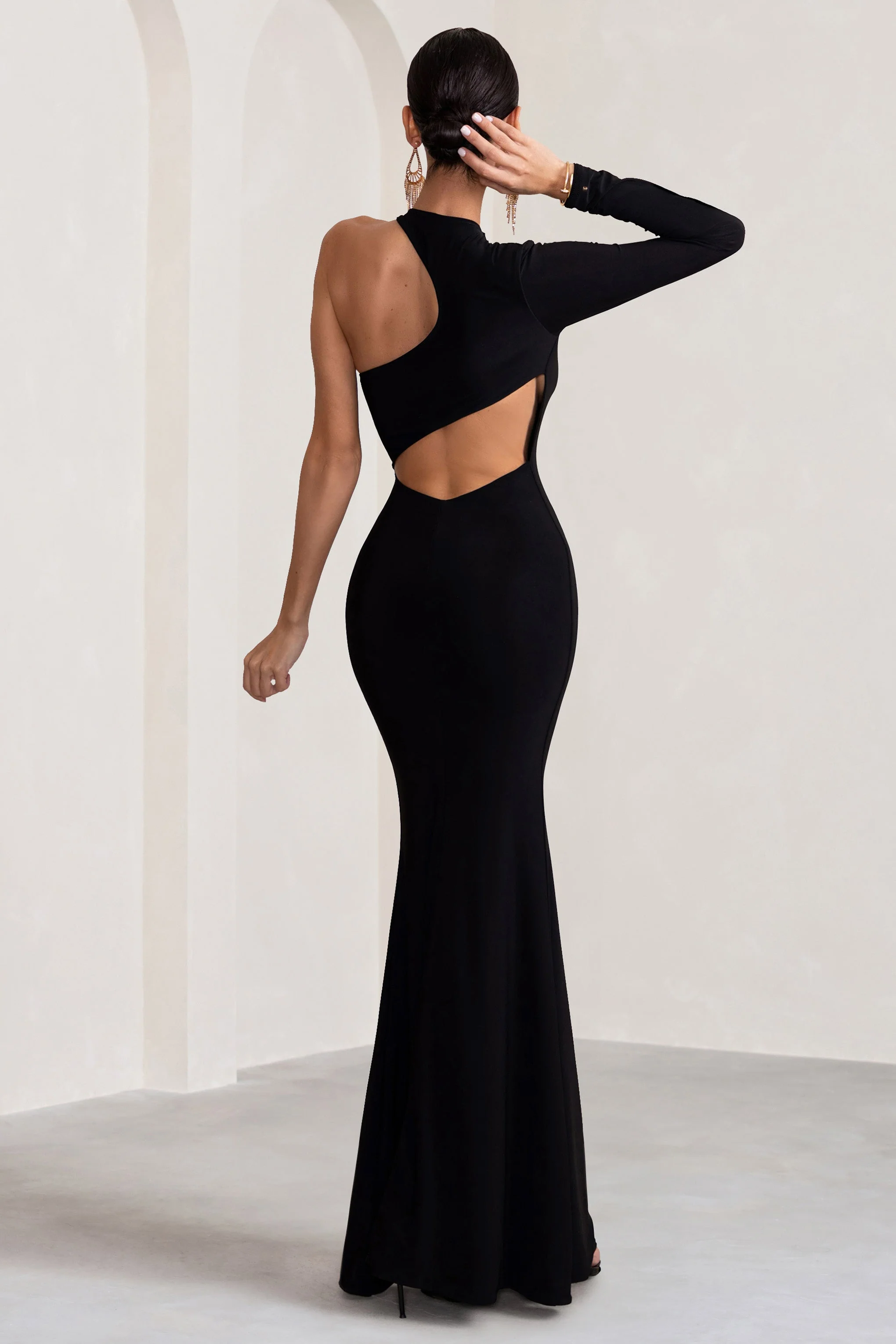 Tyra | Robe longue noire à encolure asymétrique et dos ouvert - Image 2