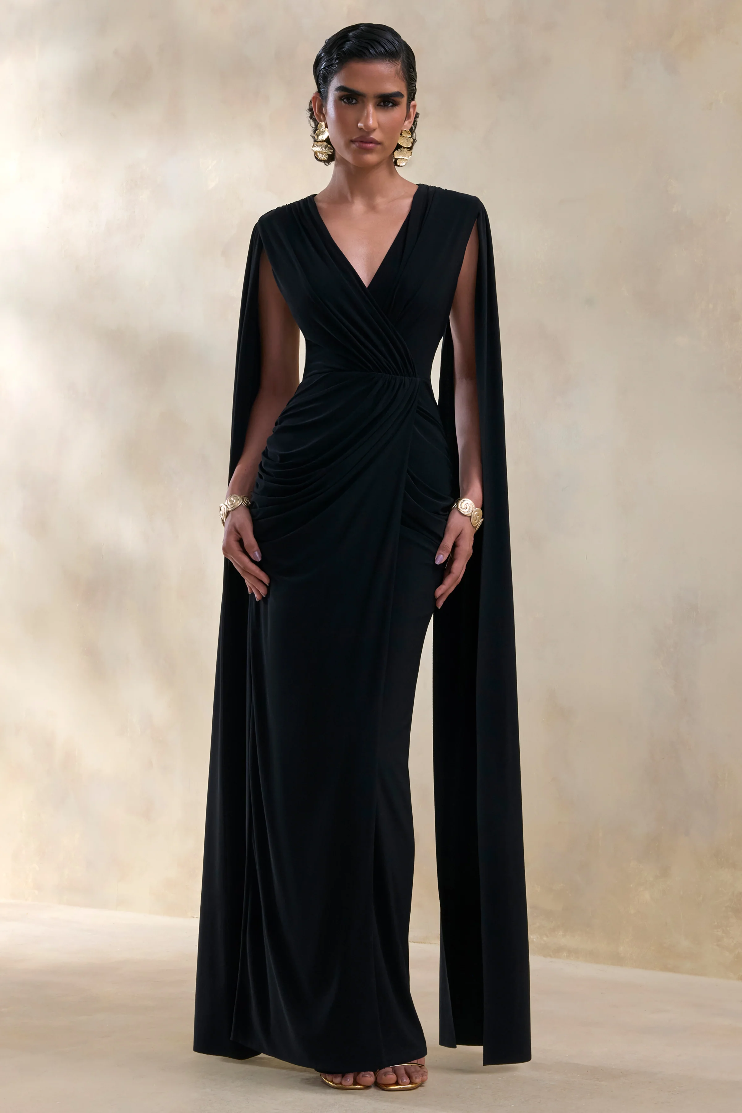Ulissia | Robe longue noire à décolleté en V avec manches cape
