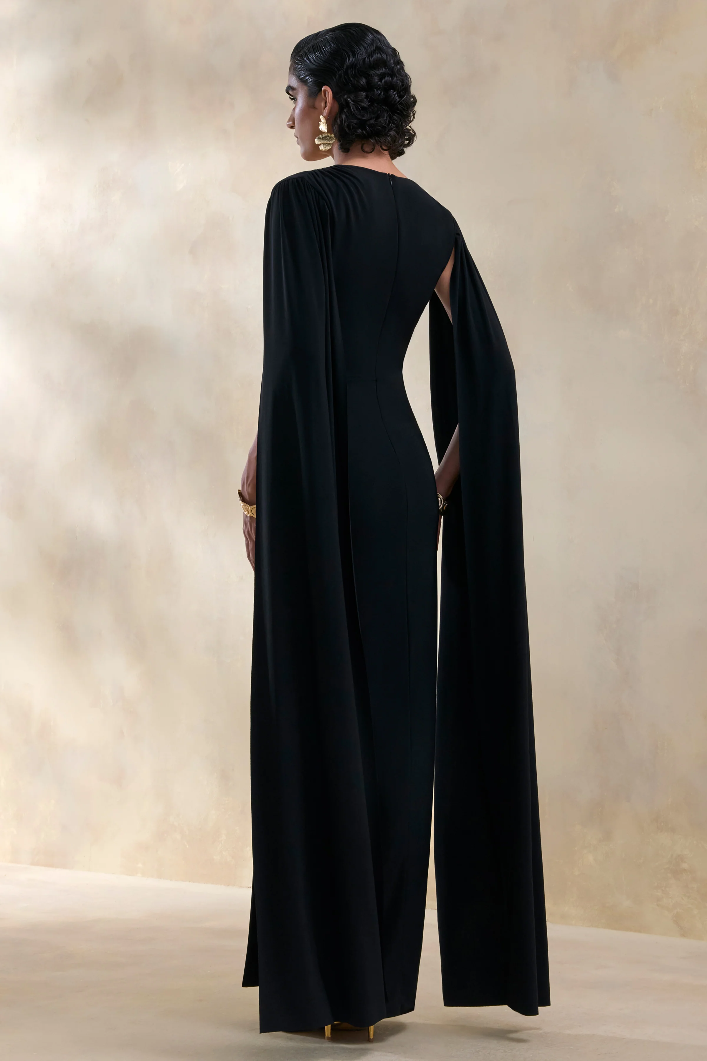 Ulissia | Robe longue noire à décolleté en V avec manches cape - Image 2