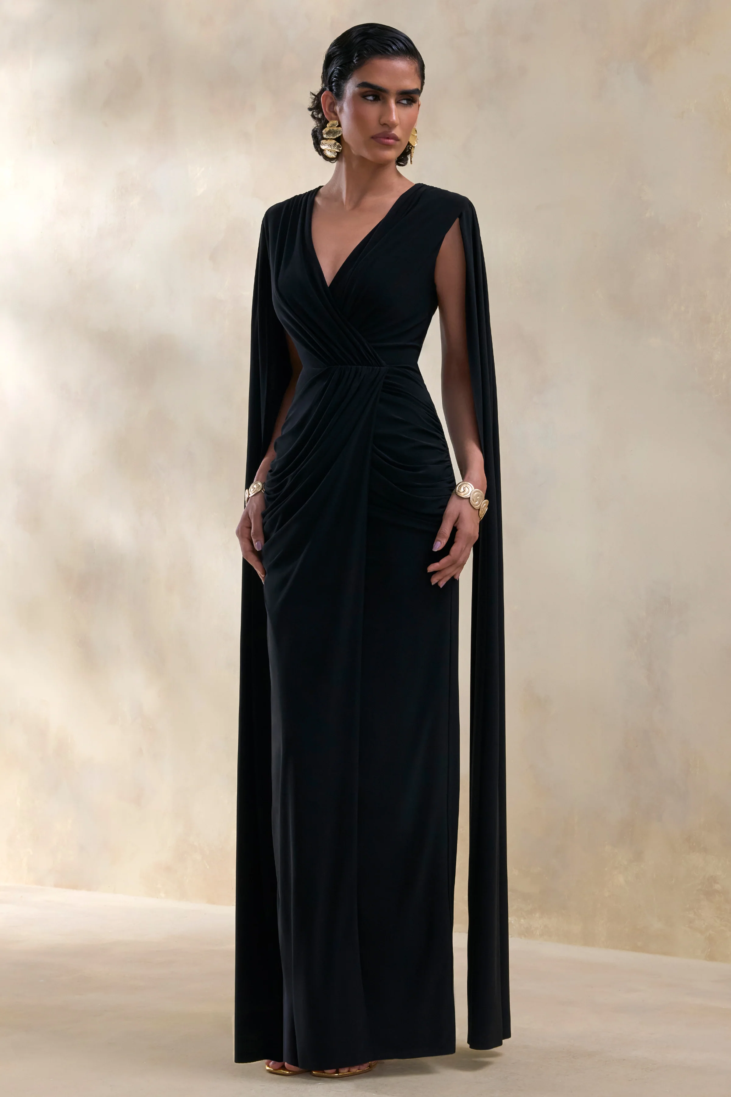Ulissia | Robe longue noire à décolleté en V avec manches cape - Image 4
