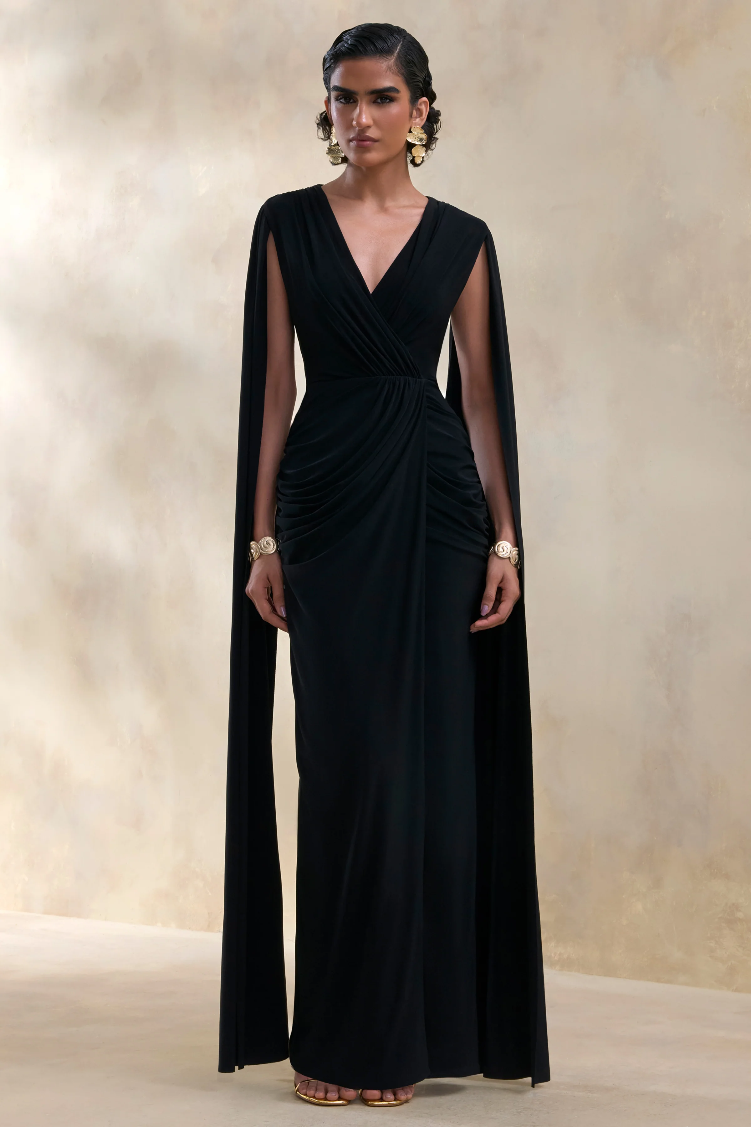 Ulissia | Robe longue noire à décolleté en V avec manches cape - Image 5