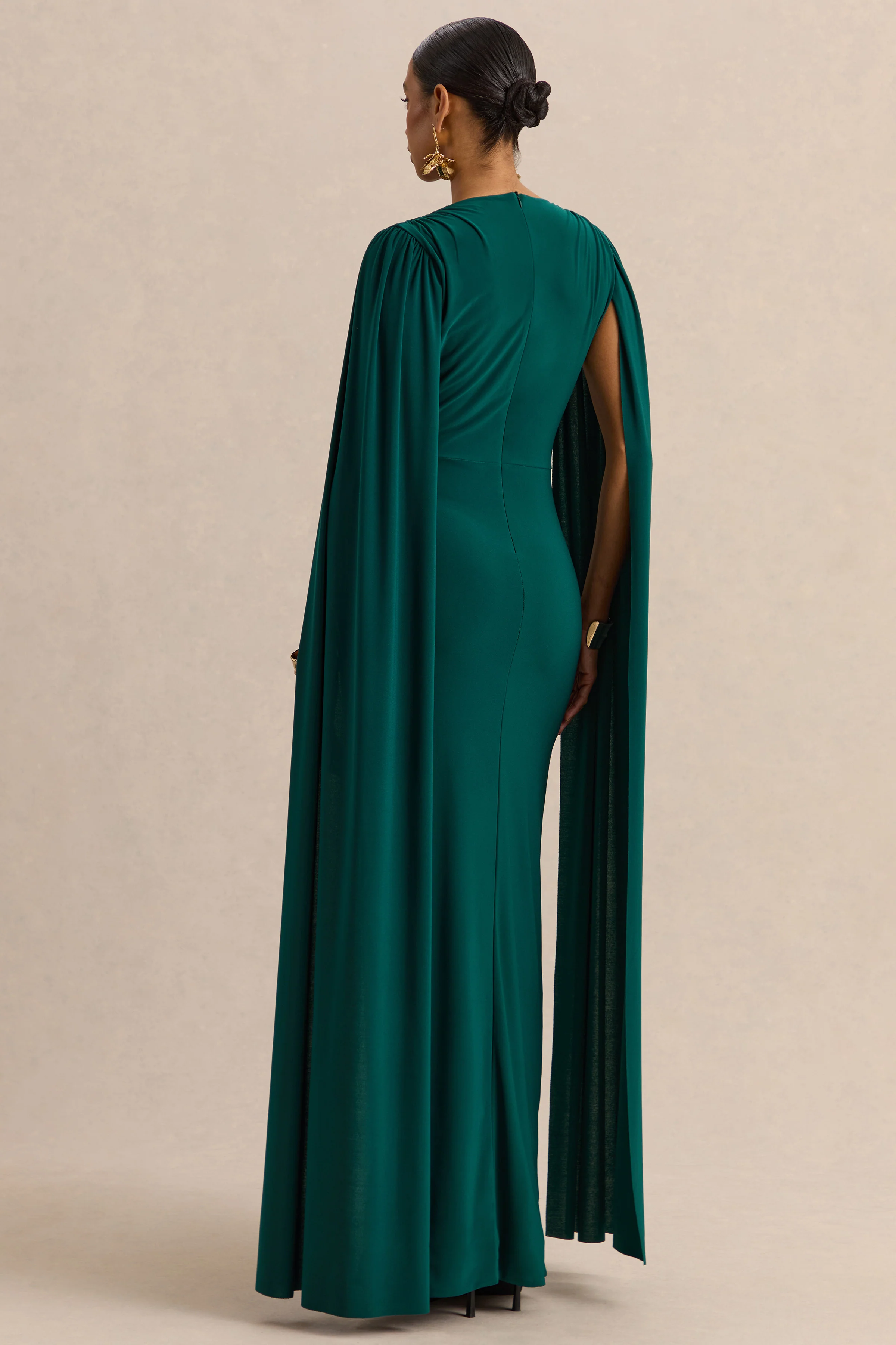Ulissia | Robe longue vert bouteille à décolleté en V avec manches cape - Image 2
