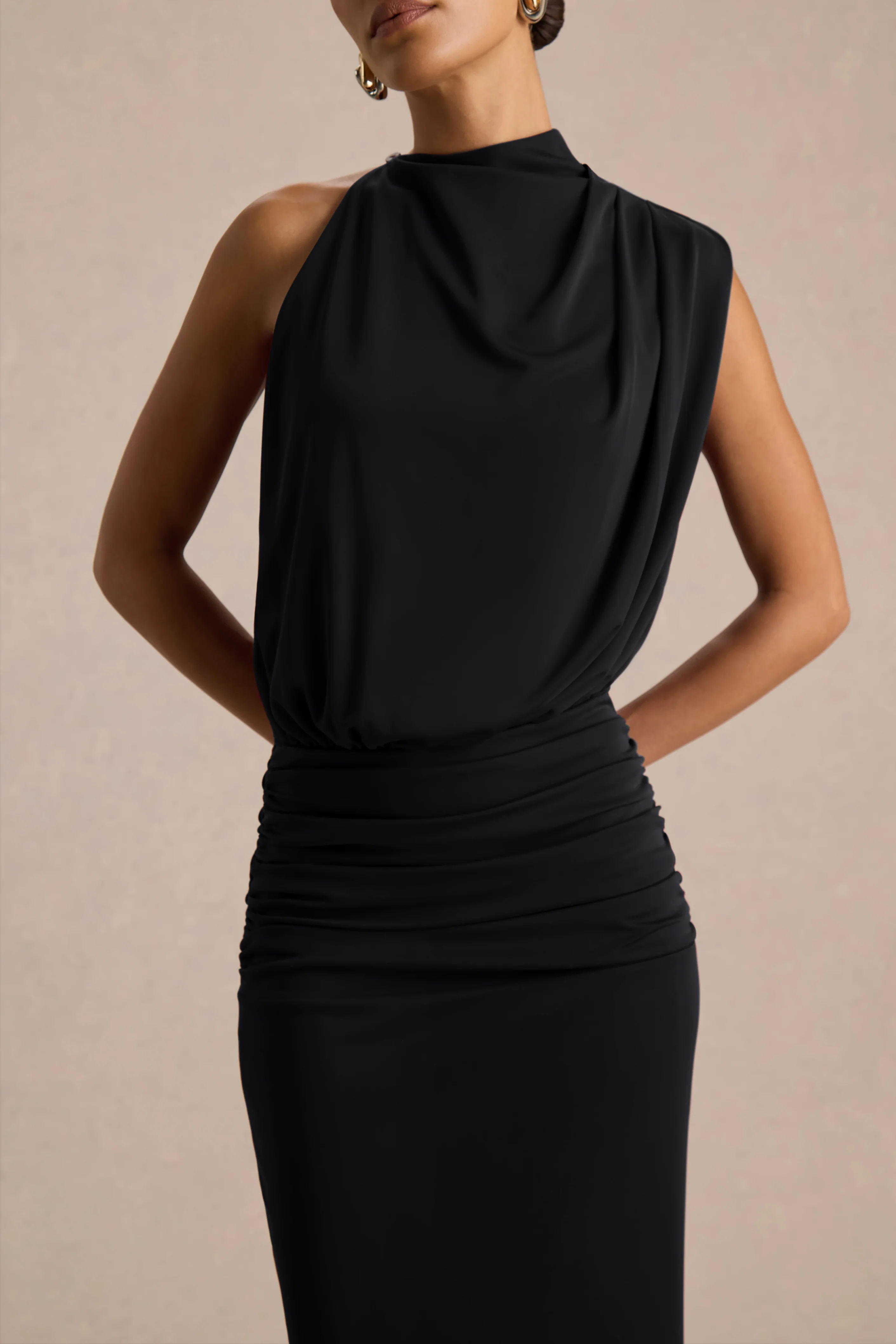 Umaira | Robe longue noire à encolure haute - Image 3