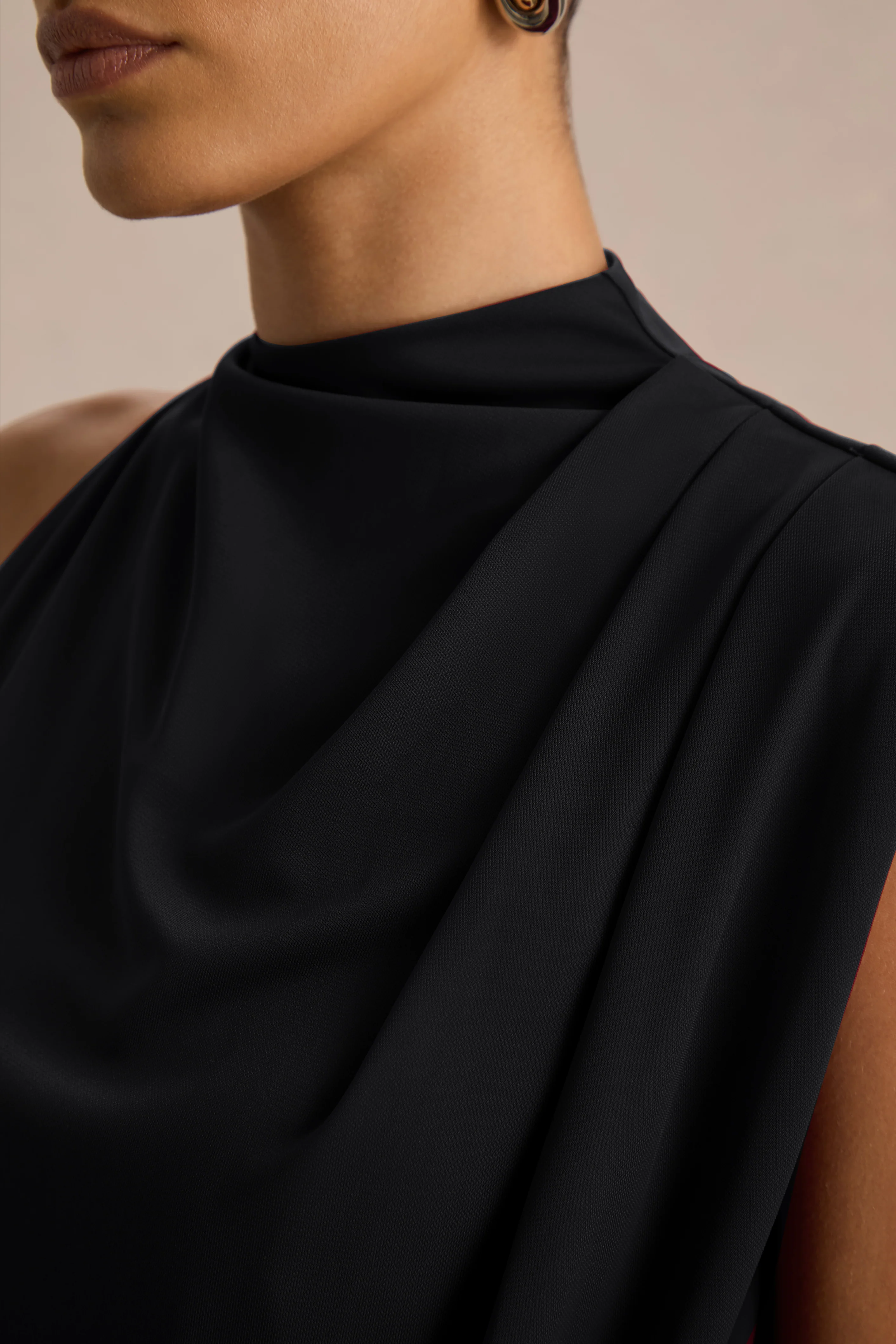 Umaira | Robe longue noire à encolure haute - Image 6