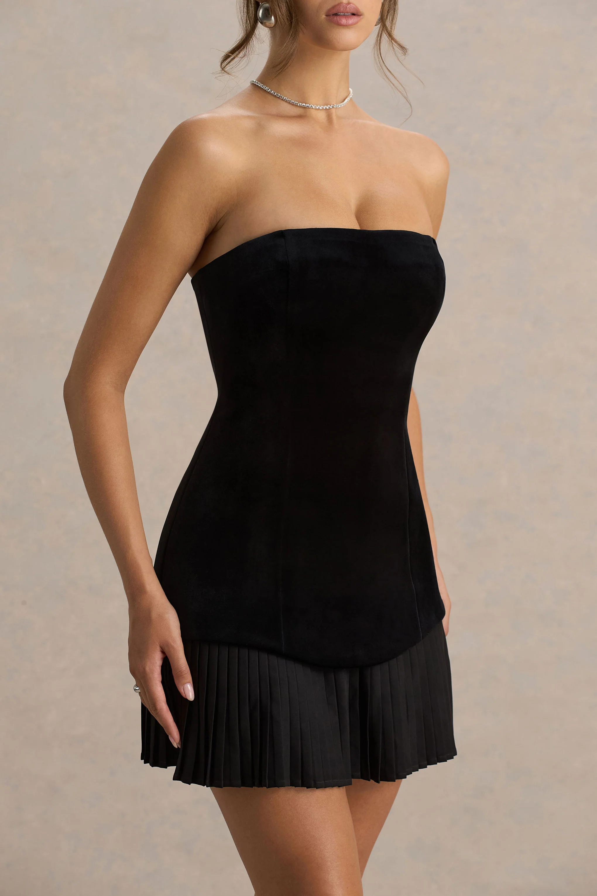 Valentina | Mini-robe en velours noir à encolure bandeau avec jupe plissée - Image 3