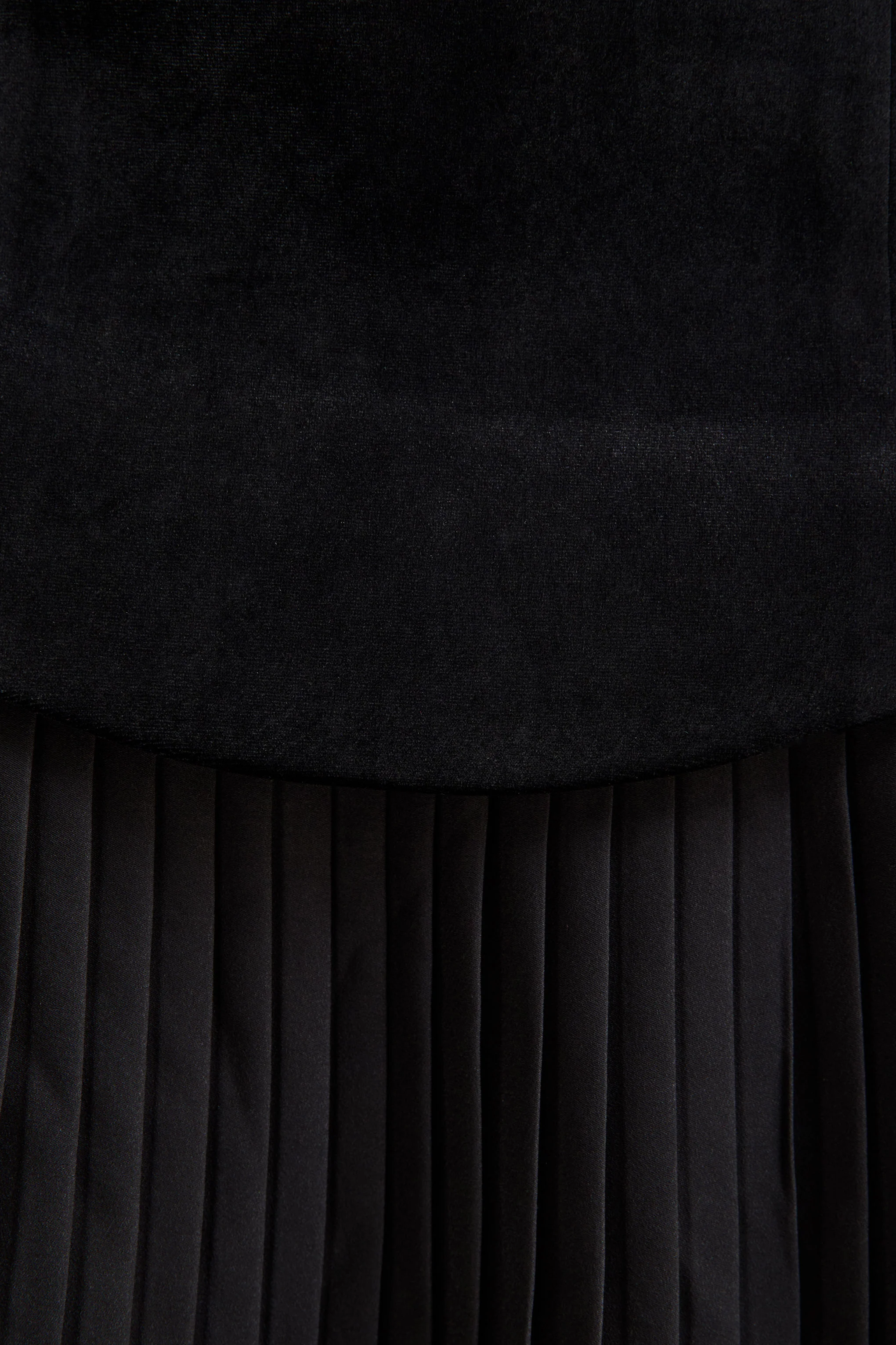 Valentina | Mini-robe en velours noir à encolure bandeau avec jupe plissée - Image 7