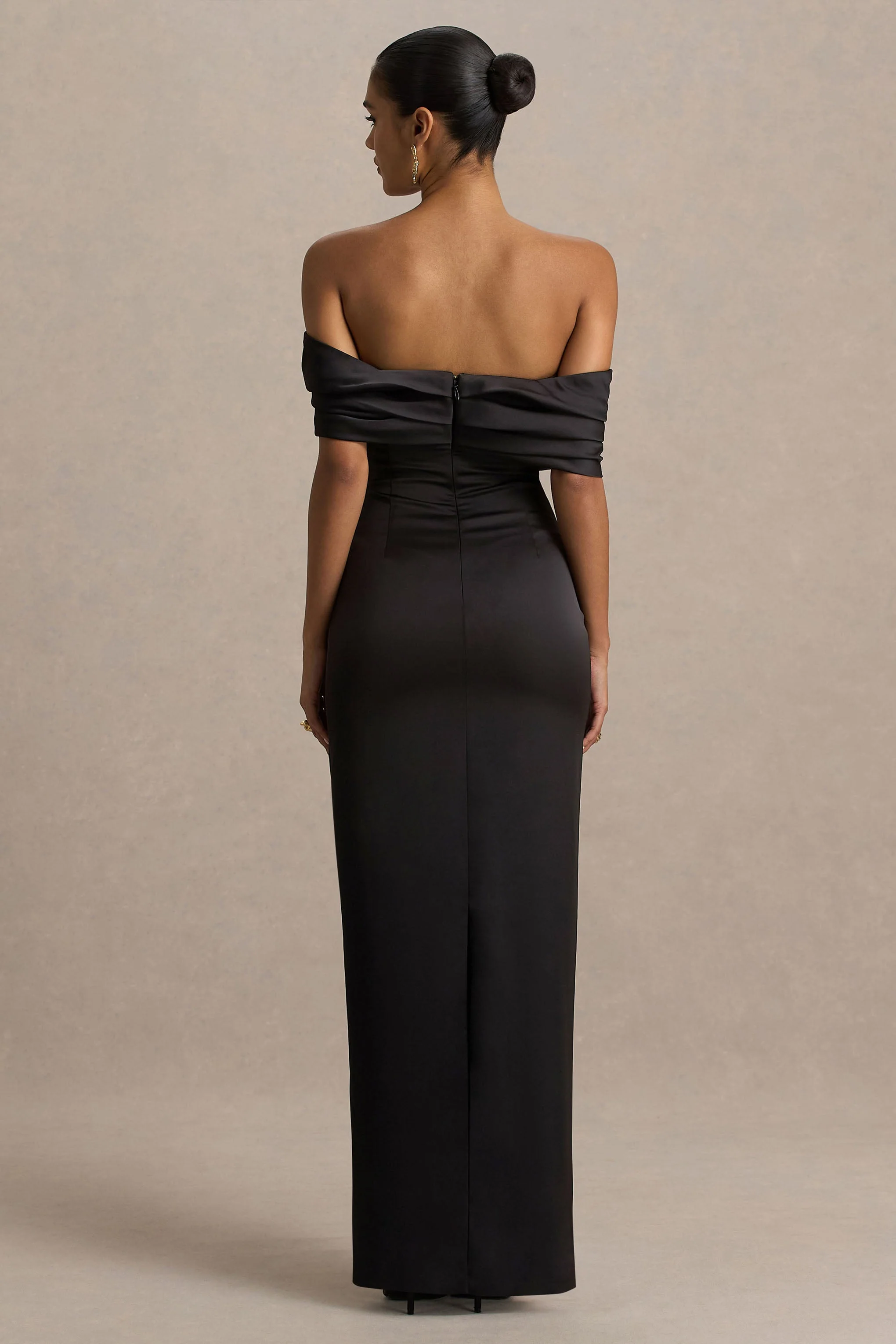 Valeria | Robe Longue en Satin Noir à Encolure Bardot Torsadée - Image 2