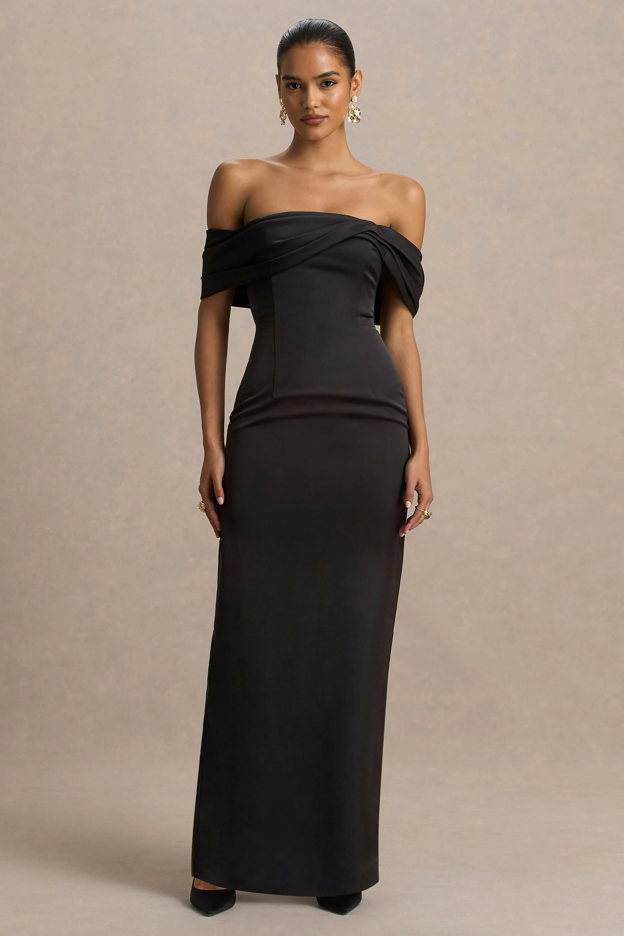 Valeria | Robe Longue en Satin Noir à Encolure Bardot Torsadée - Image 4