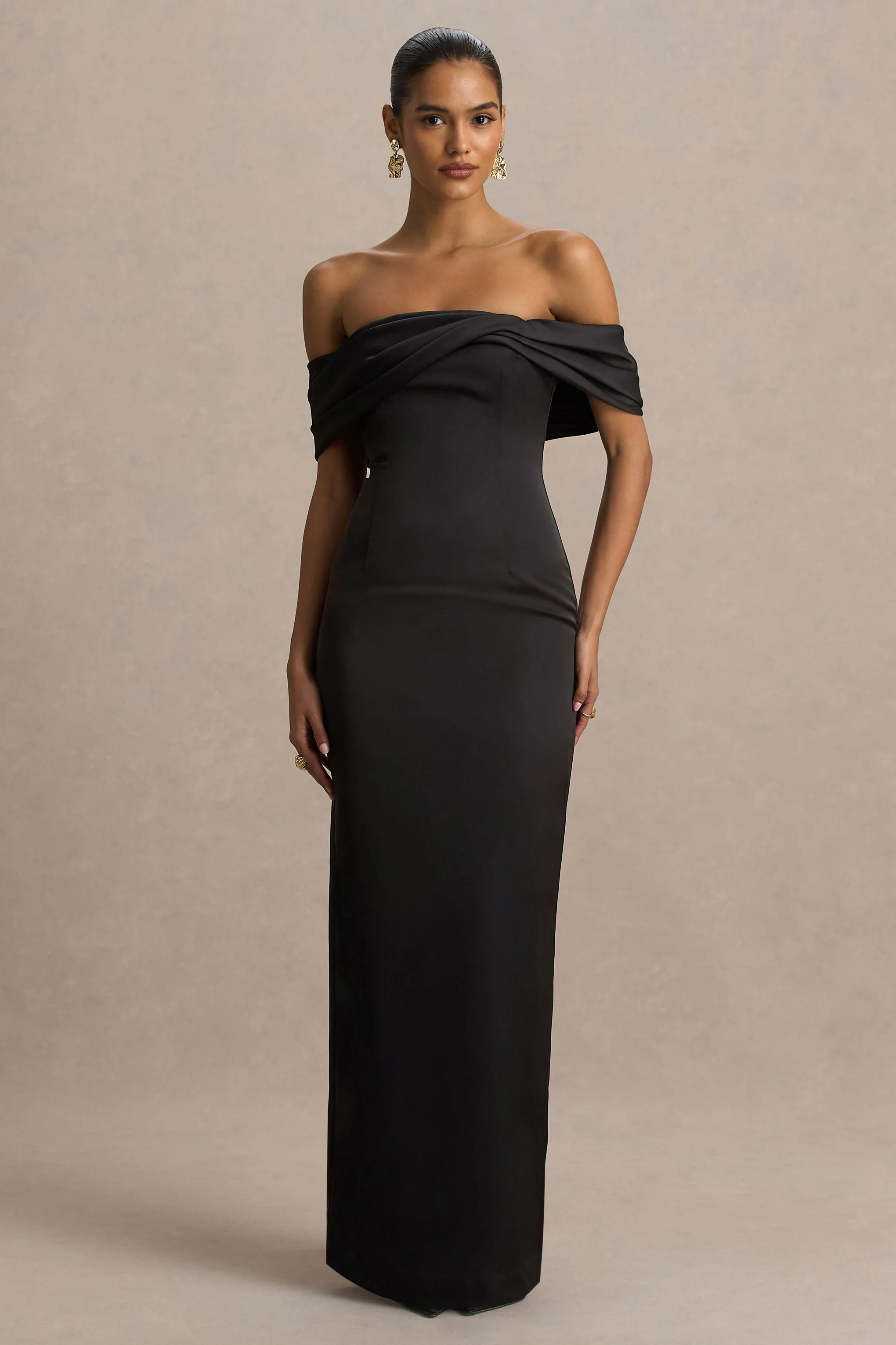 Valeria | Robe Longue en Satin Noir à Encolure Bardot Torsadée - Image 5