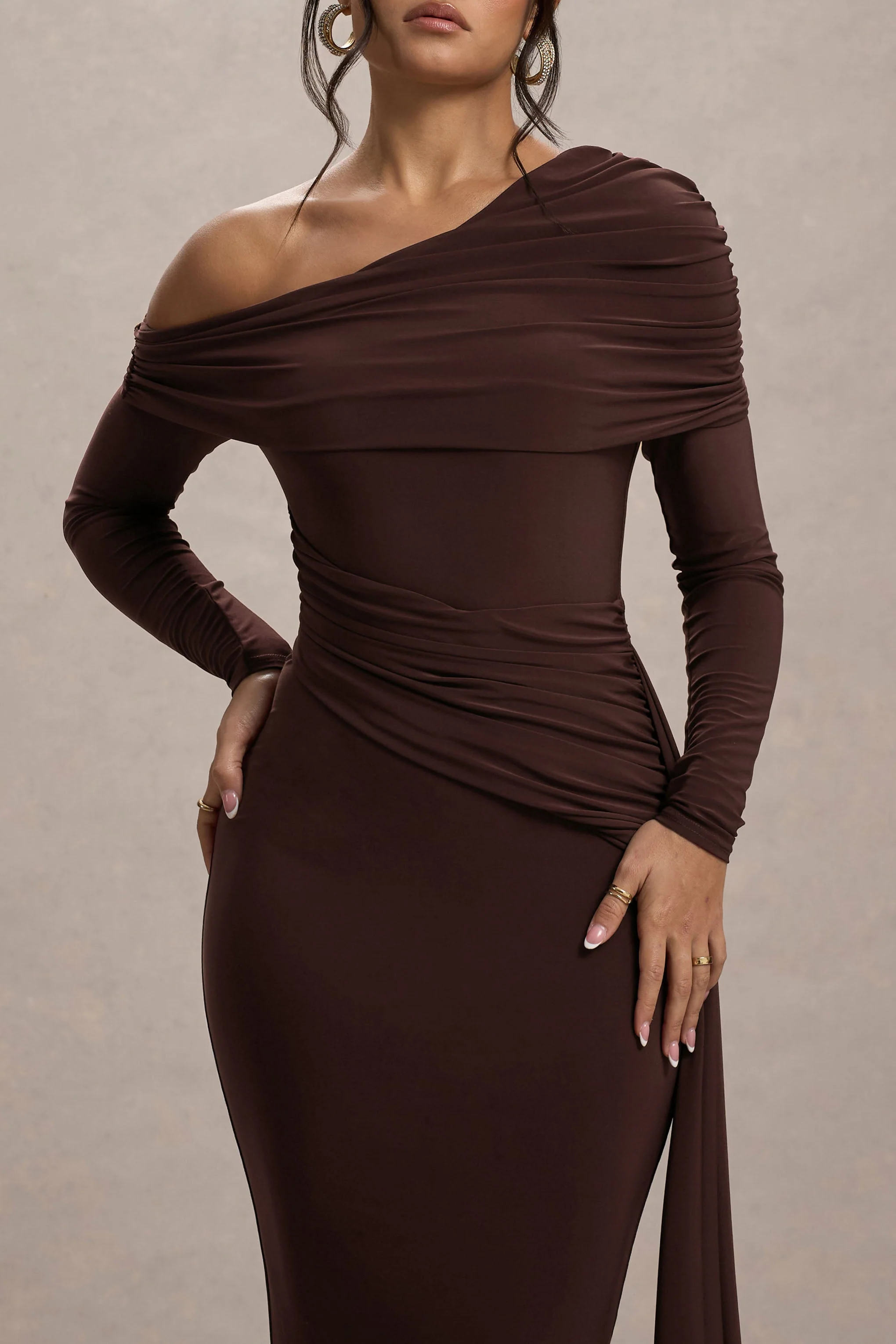Valina | Robe longue froncée asymétrique marron avec drapé - Image 3