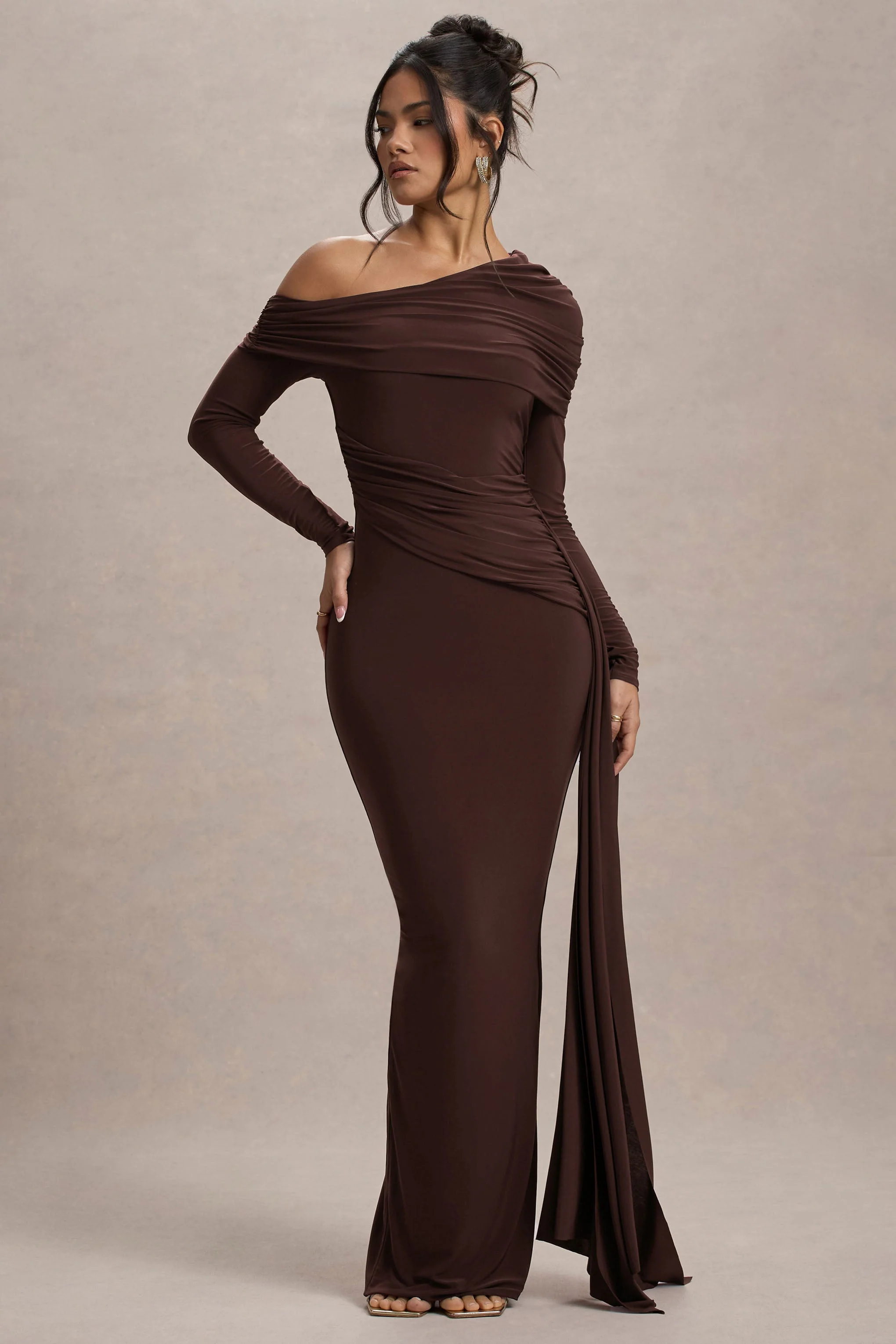Valina | Robe longue froncée asymétrique marron avec drapé - Image 4