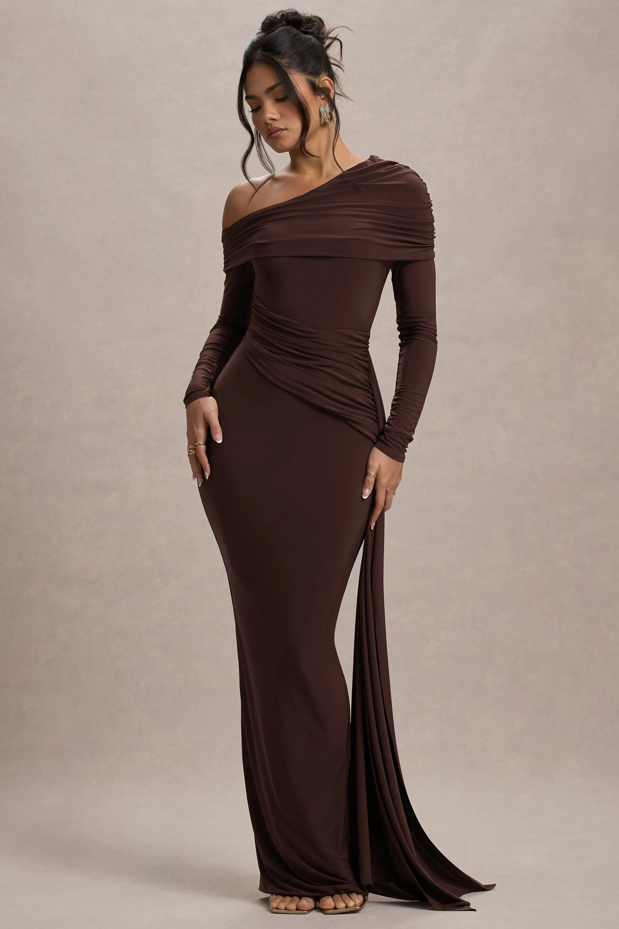 Valina | Robe longue froncée asymétrique marron avec drapé - Image 5