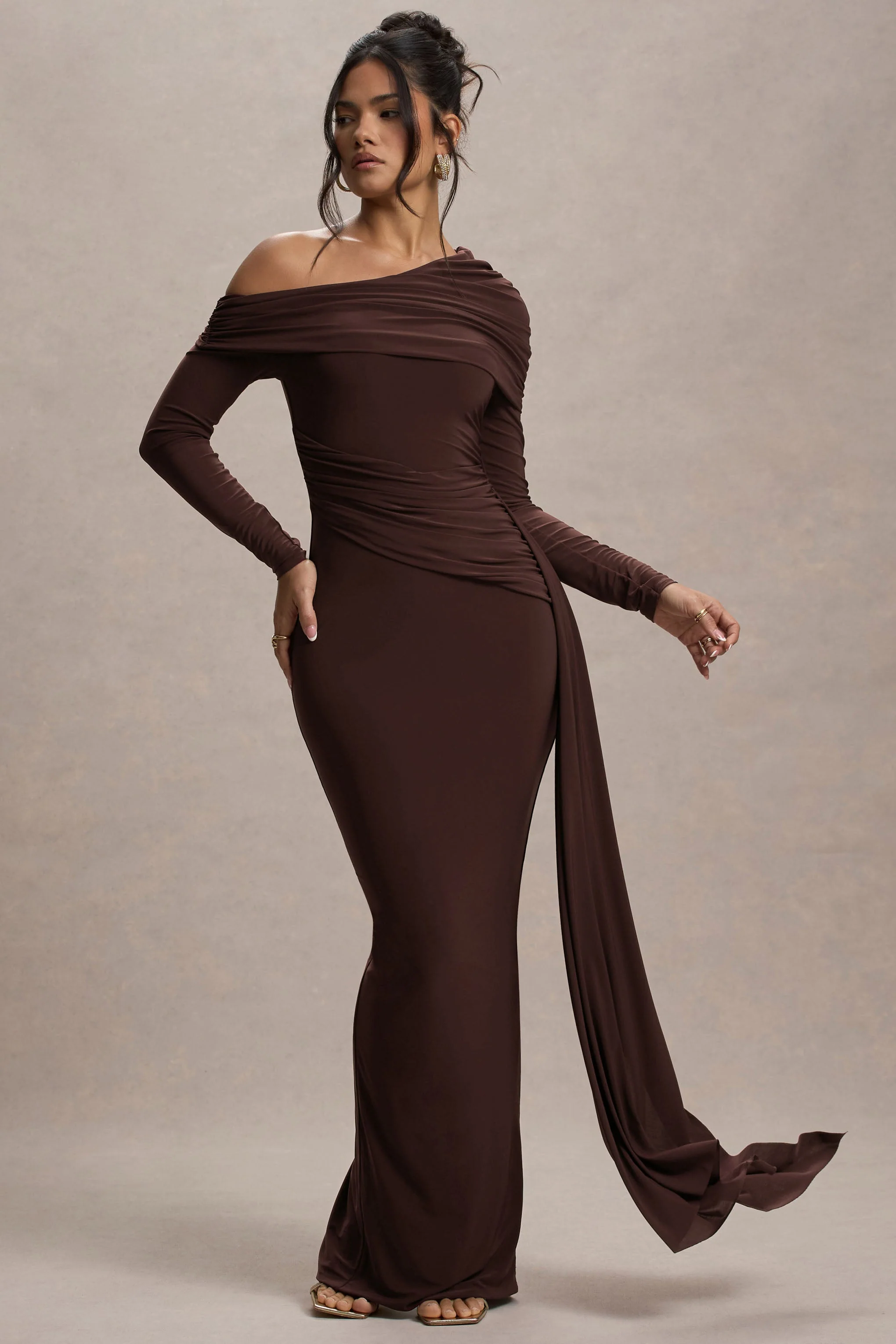 Valina | Robe longue froncée asymétrique marron avec drapé - Image 6