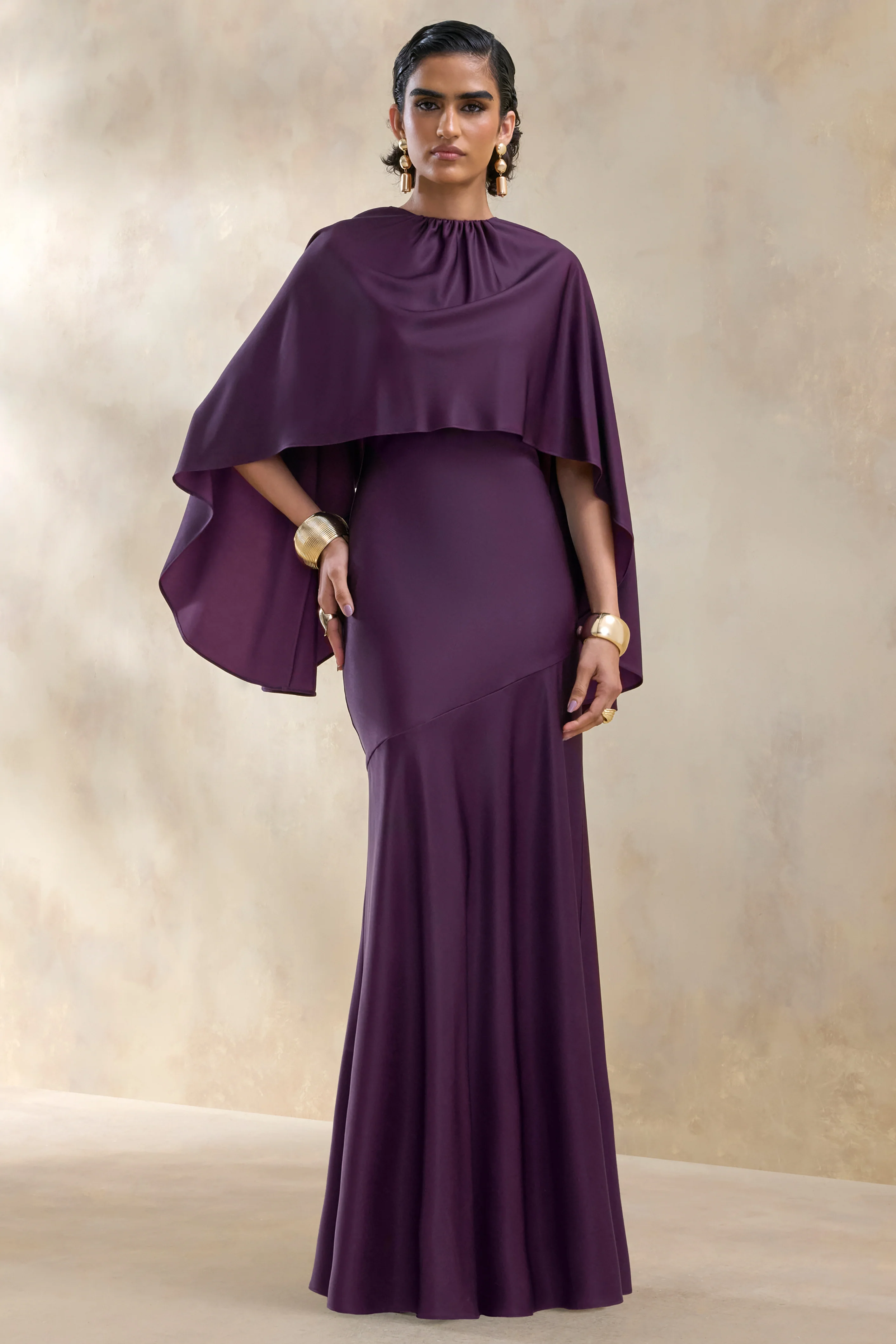 Vanthea | Robe longue en satin prune foncé à encolure ronde avec manches cape
