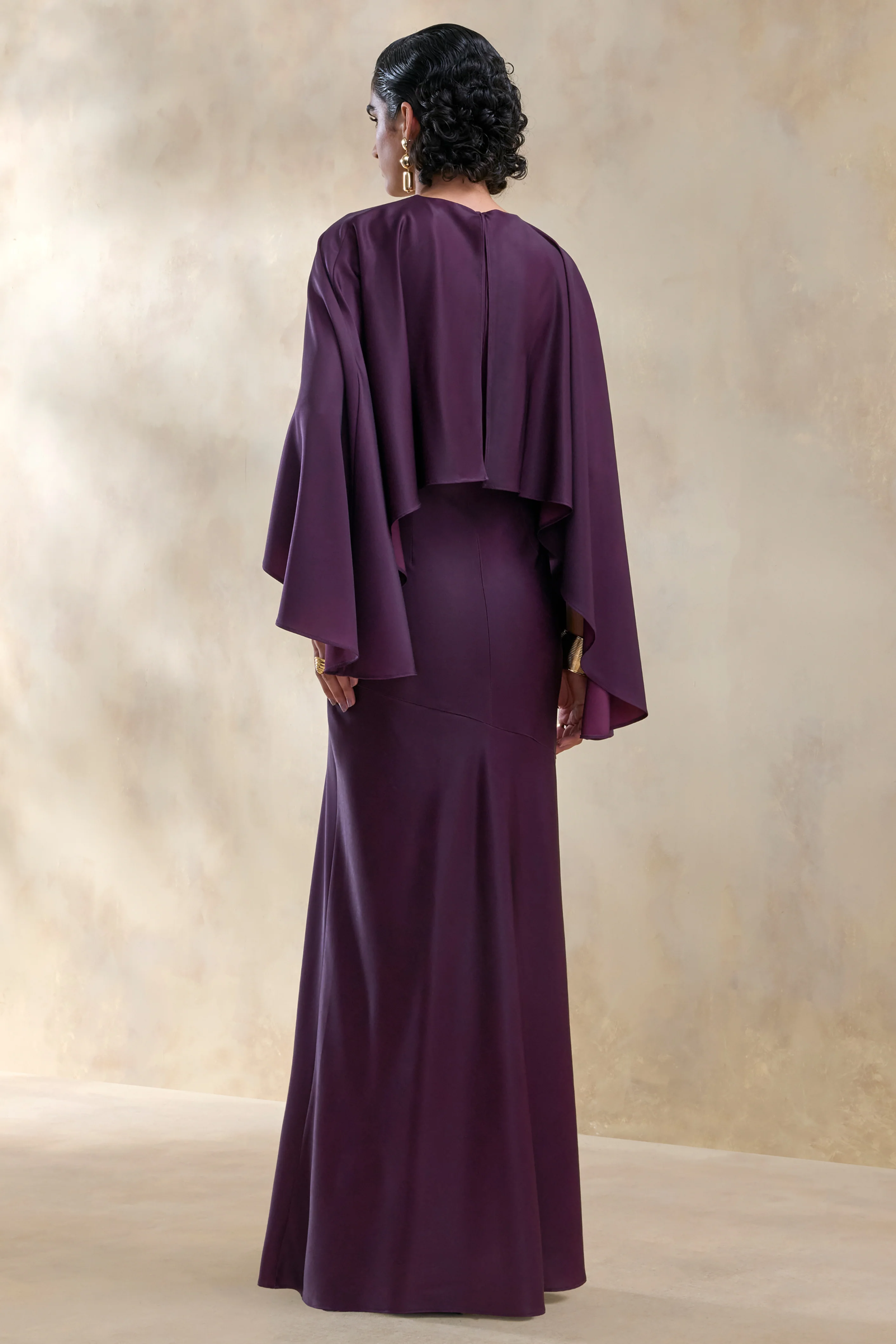 Vanthea | Robe longue en satin prune foncé à encolure ronde avec manches cape - Image 2