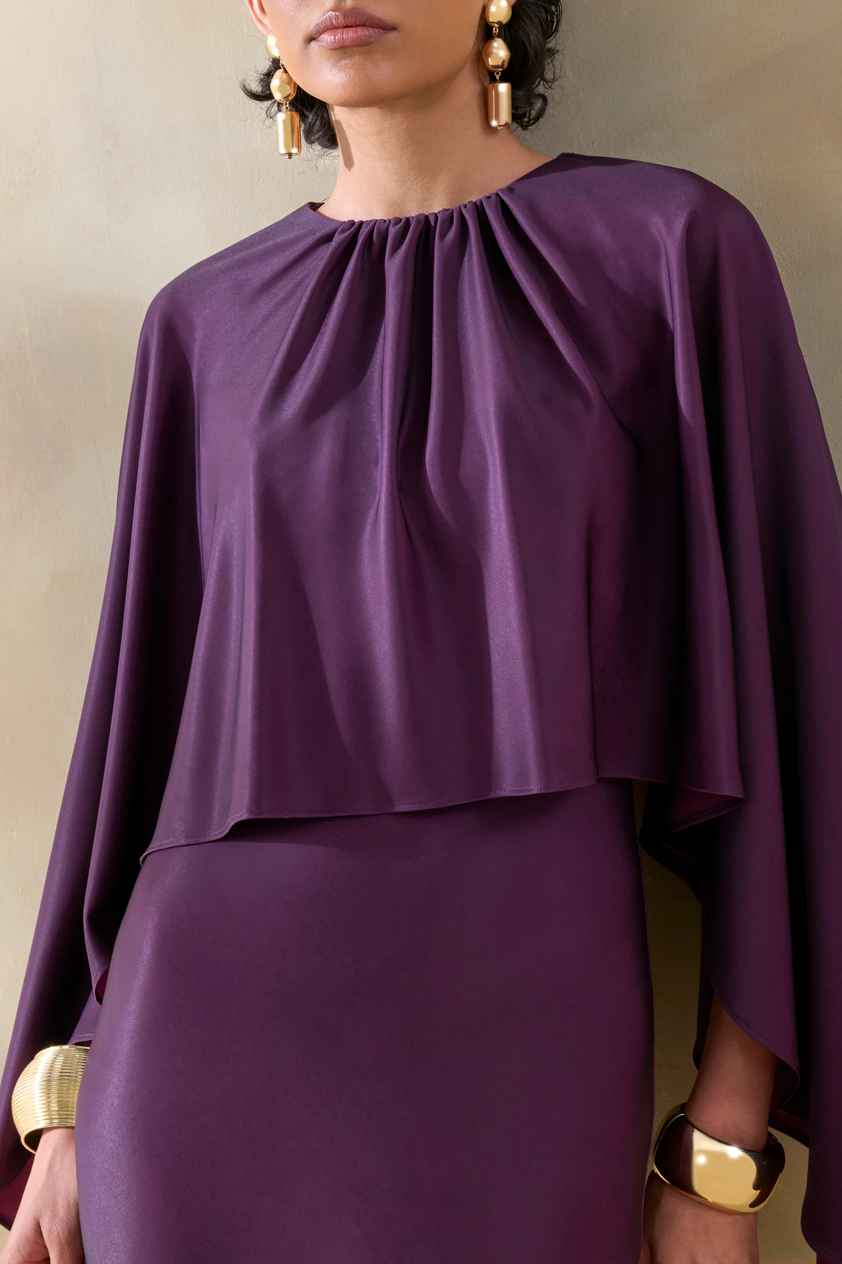 Vanthea | Robe longue en satin prune foncé à encolure ronde avec manches cape - Image 3