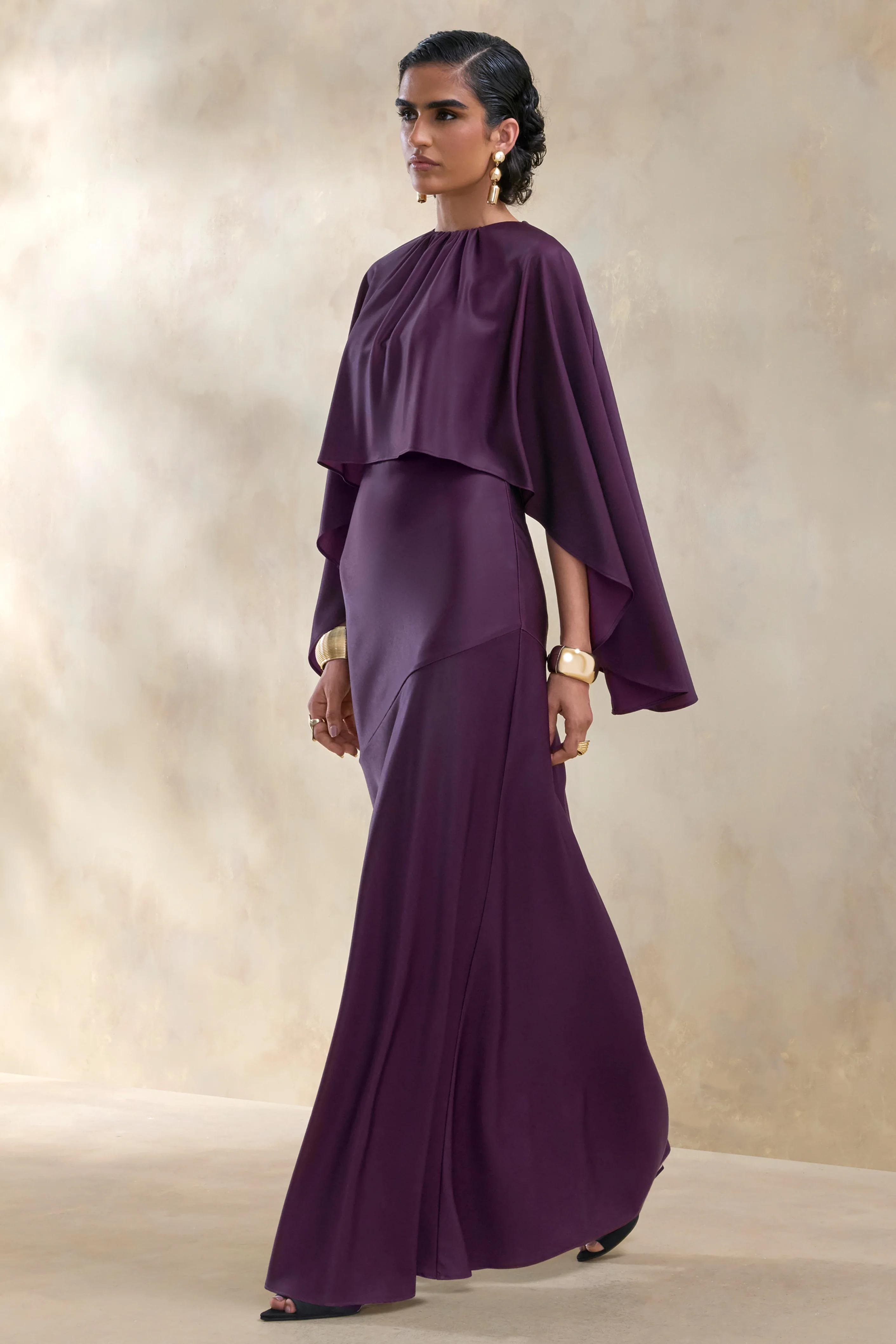 Vanthea | Robe longue en satin prune foncé à encolure ronde avec manches cape - Image 4