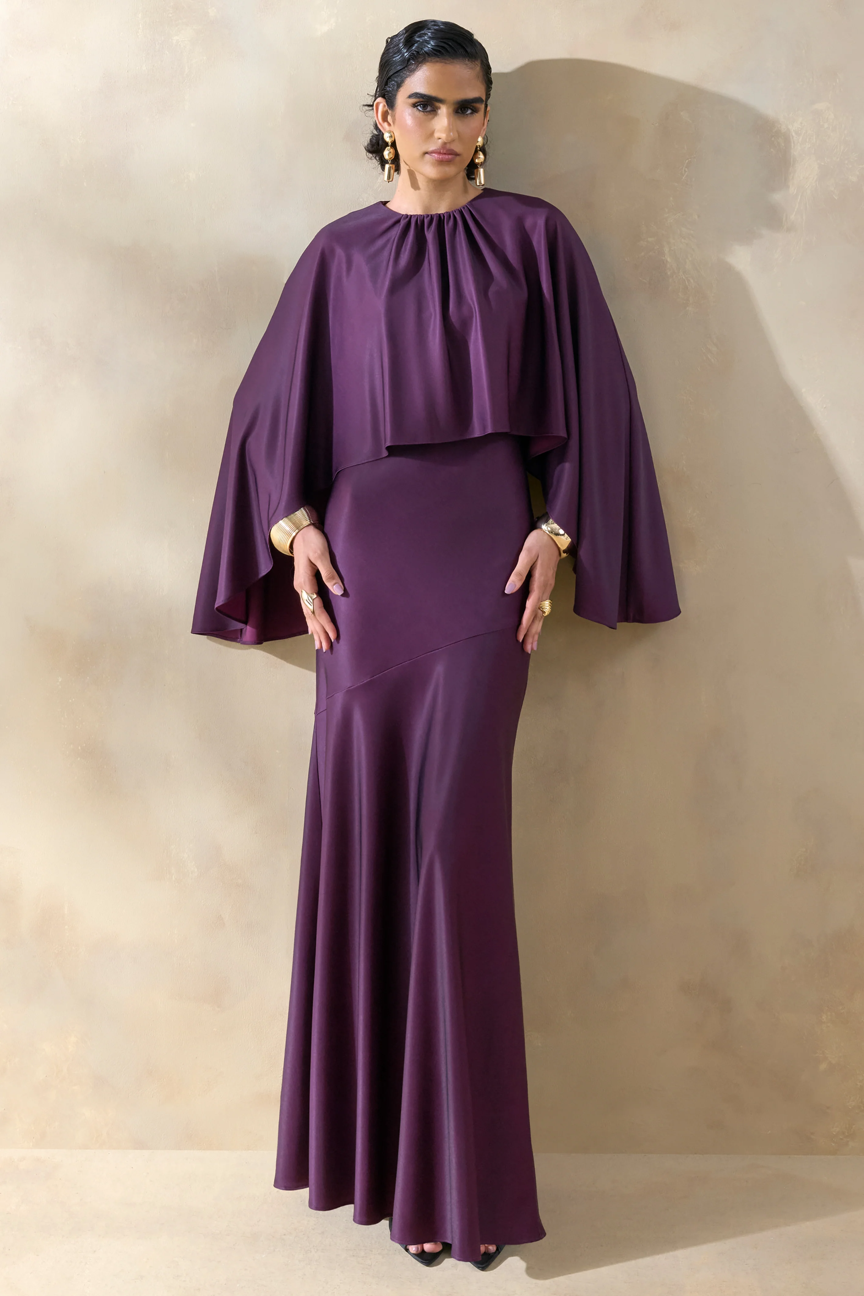 Vanthea | Robe longue en satin prune foncé à encolure ronde avec manches cape - Image 5