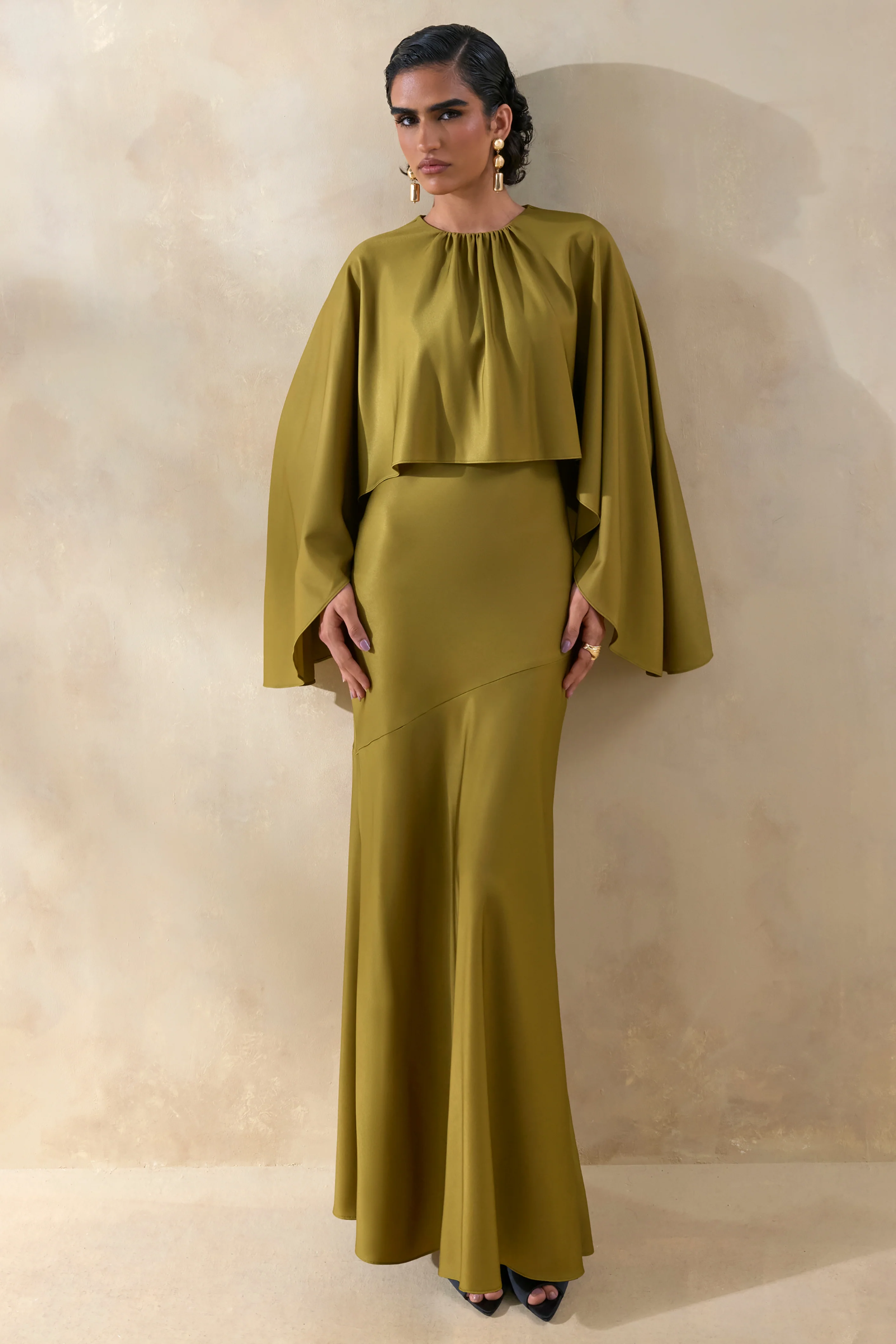Vanthea | Robe longue olive en satin à encolure ronde avec manches cape