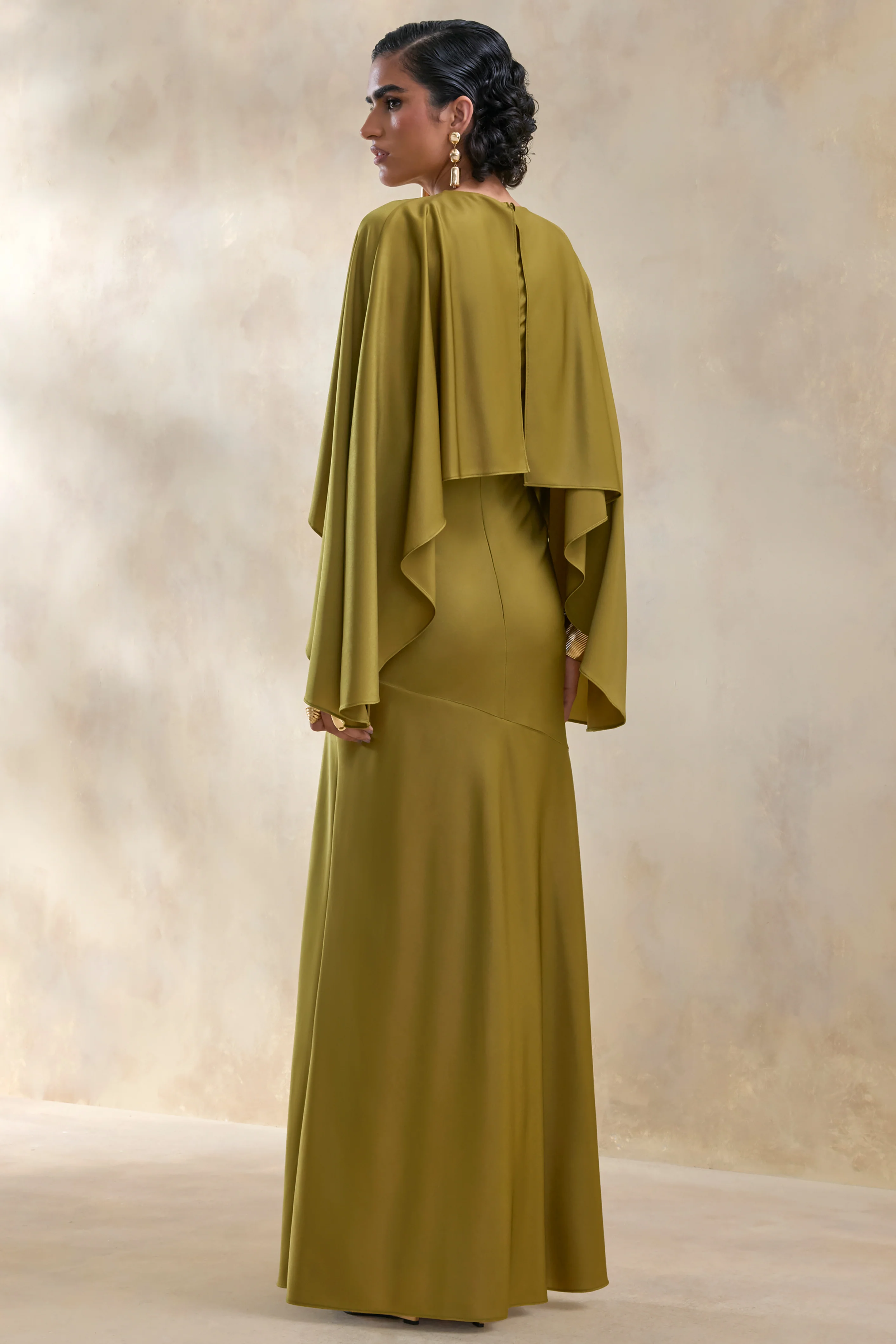 Vanthea | Robe longue olive en satin à encolure ronde avec manches cape - Image 2