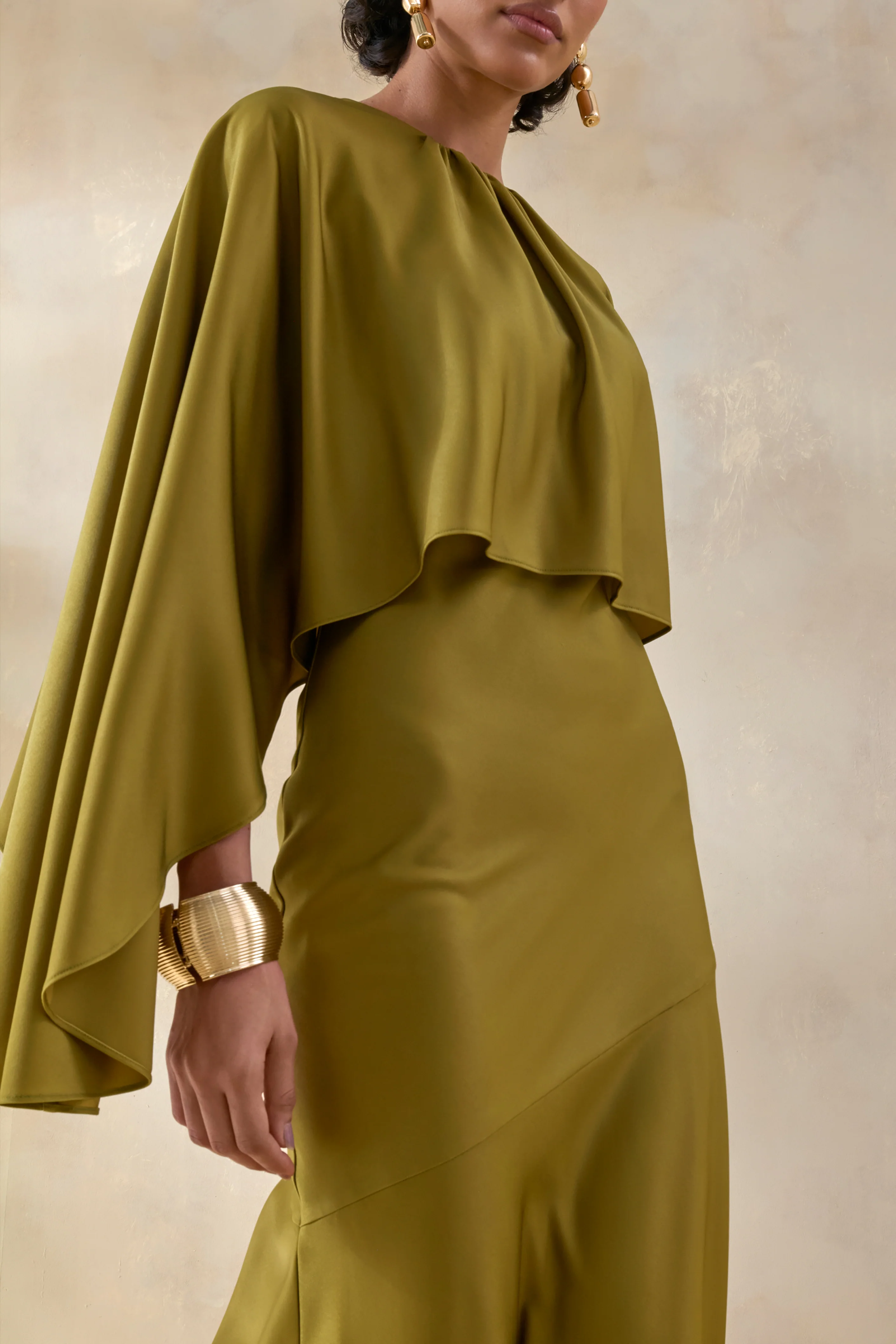 Vanthea | Robe longue olive en satin à encolure ronde avec manches cape - Image 3
