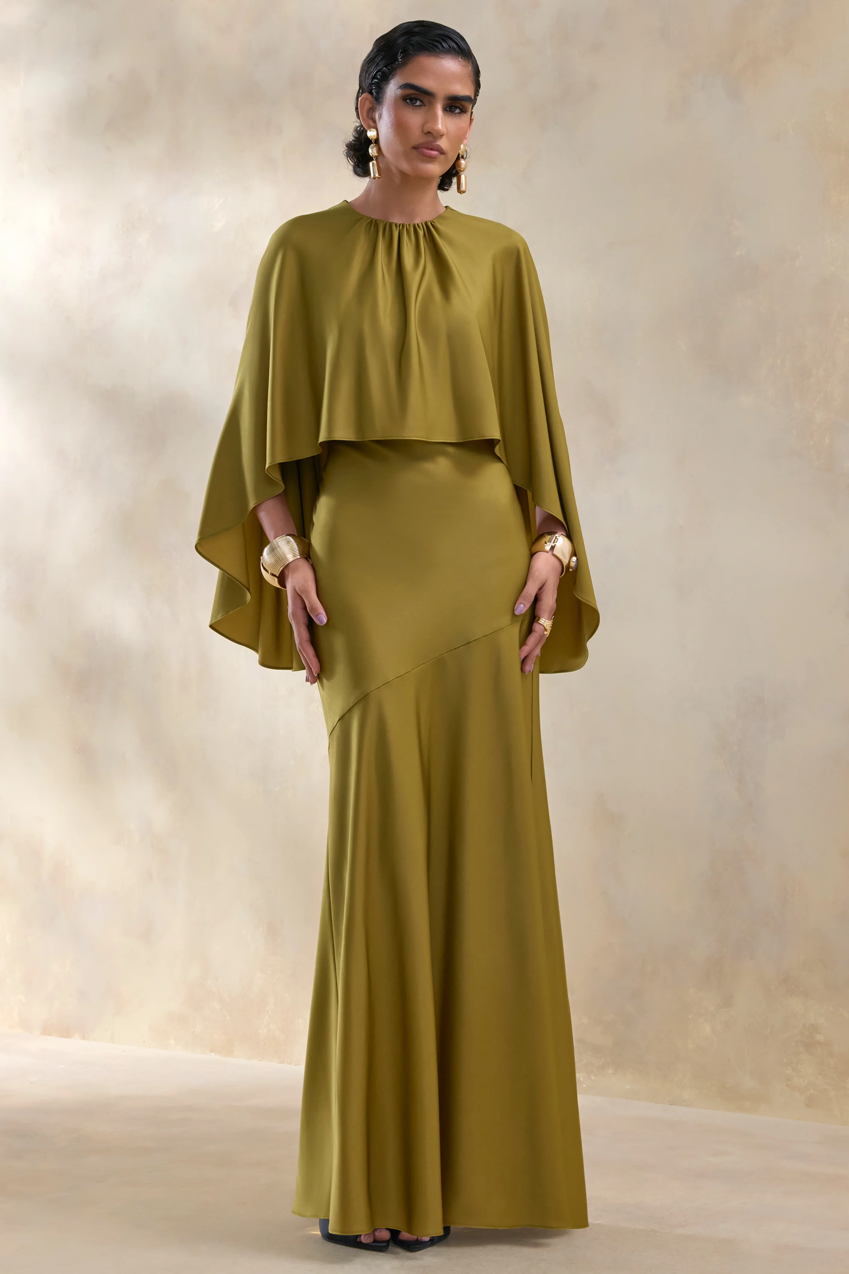 Vanthea | Robe longue olive en satin à encolure ronde avec manches cape - Image 4