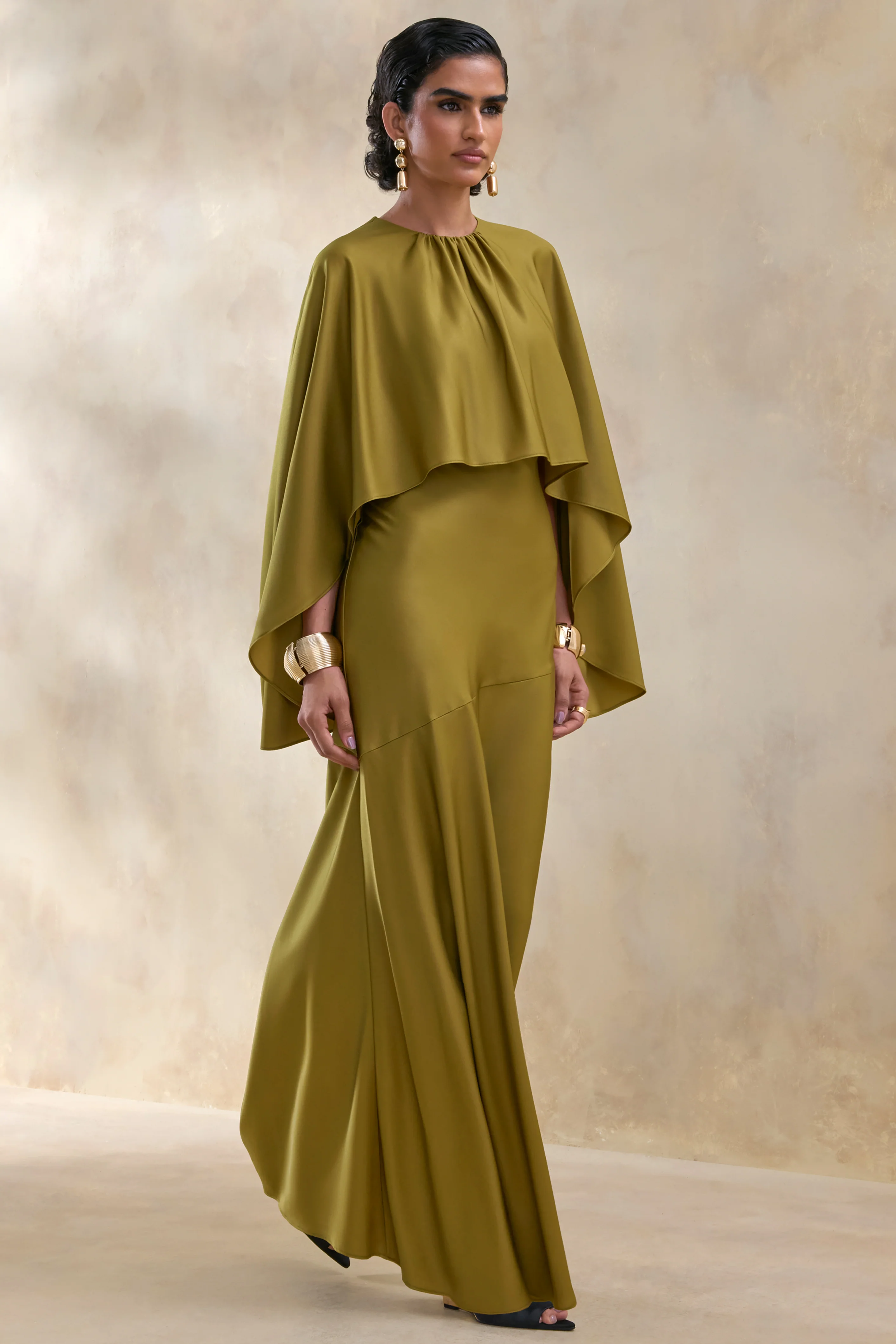 Vanthea | Robe longue olive en satin à encolure ronde avec manches cape - Image 5