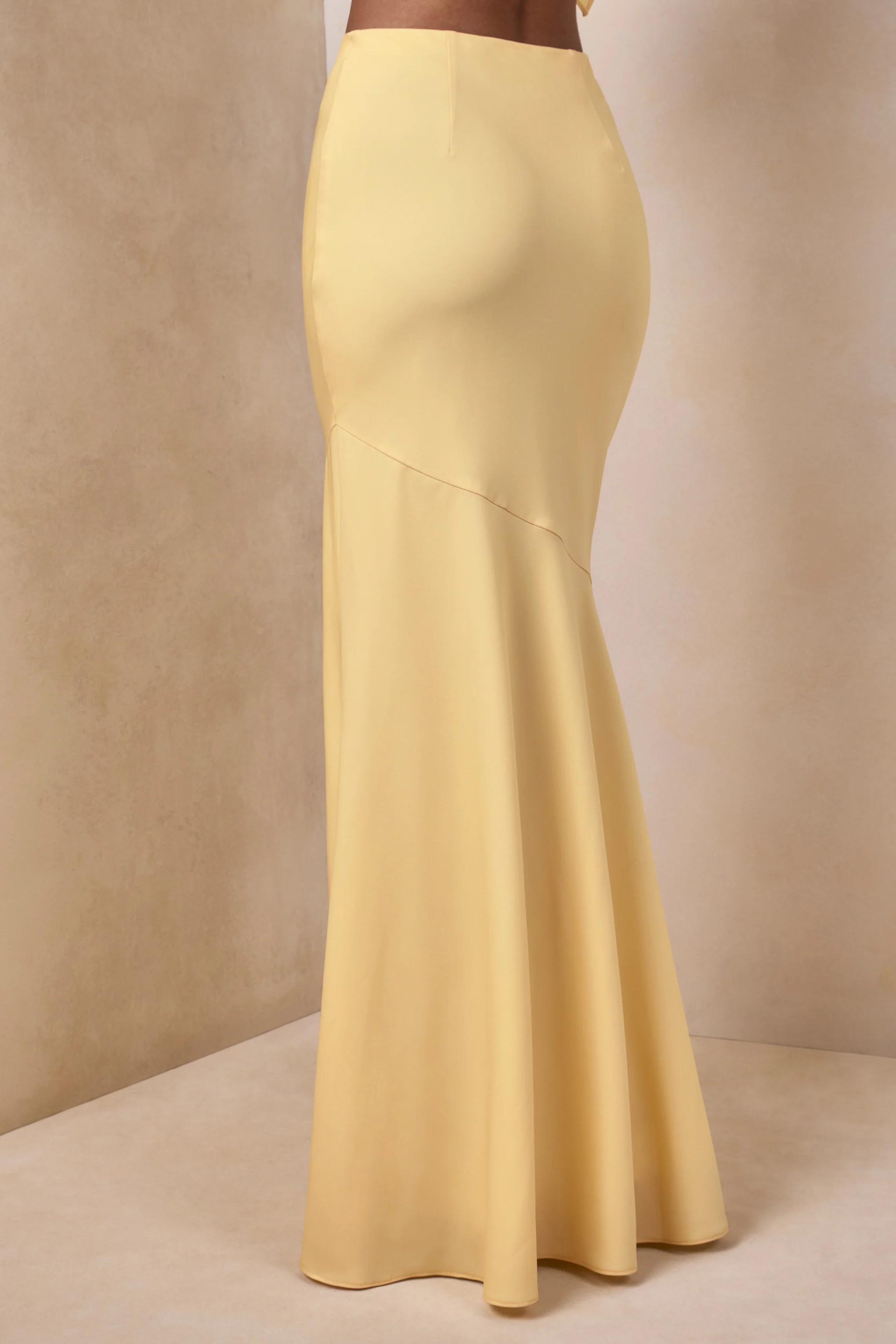 Vayla | Jupe longue asymétrique taille basse en satin mat citron - Image 4