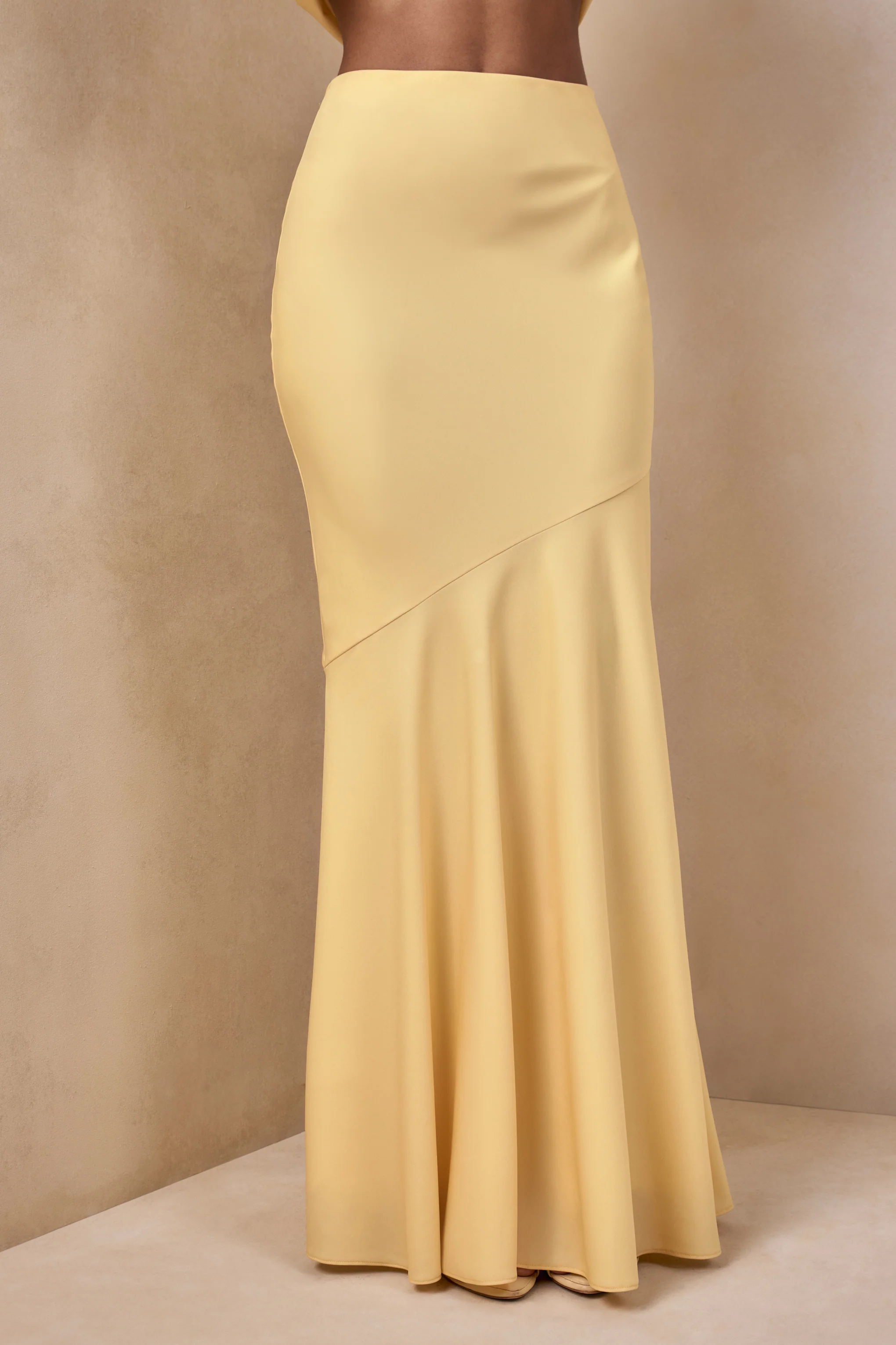 Vayla | Jupe longue asymétrique taille basse en satin mat citron - Image 8