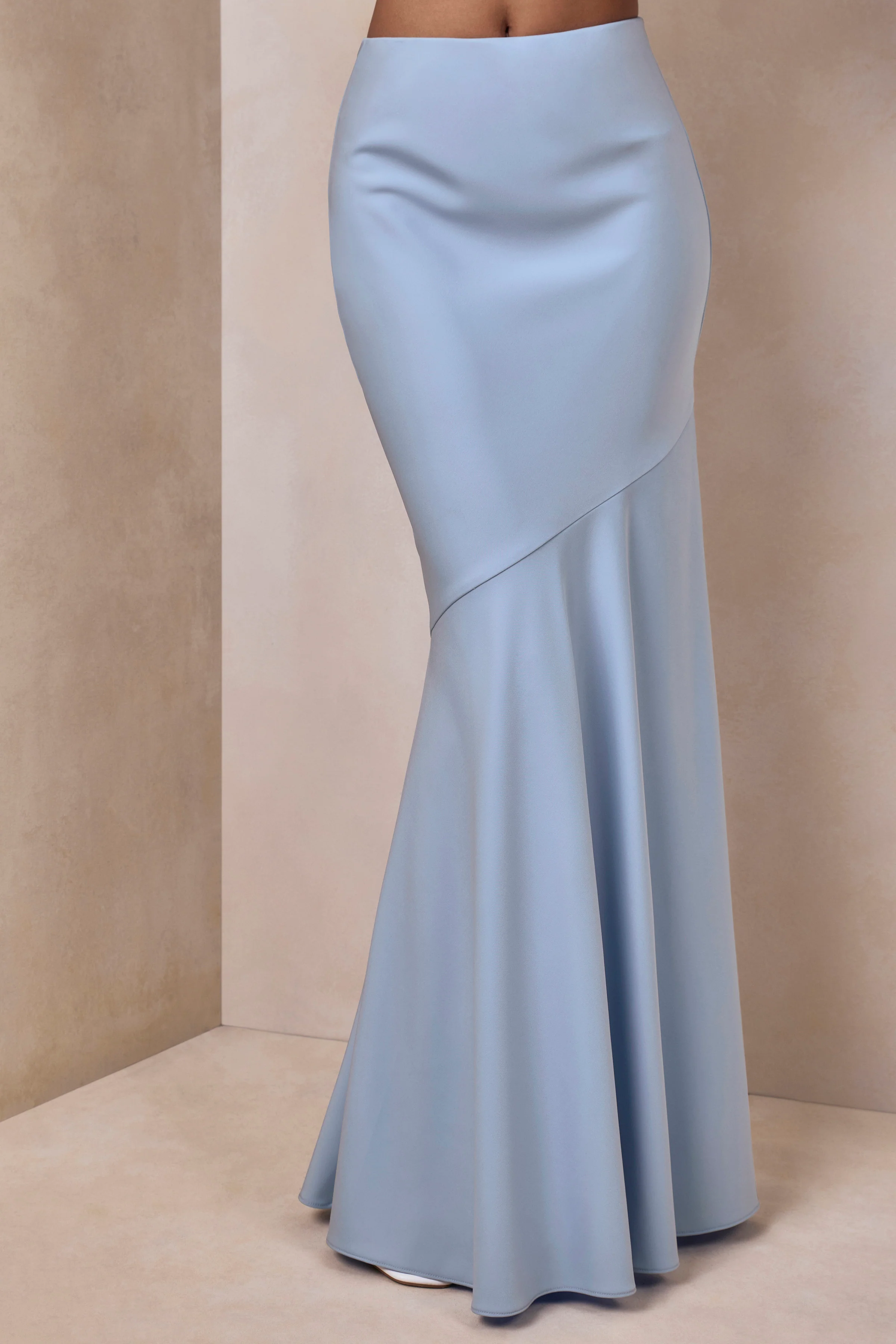Vayla | Jupe longue en satin bleu poudré à taille basse asymétrique - Image 3