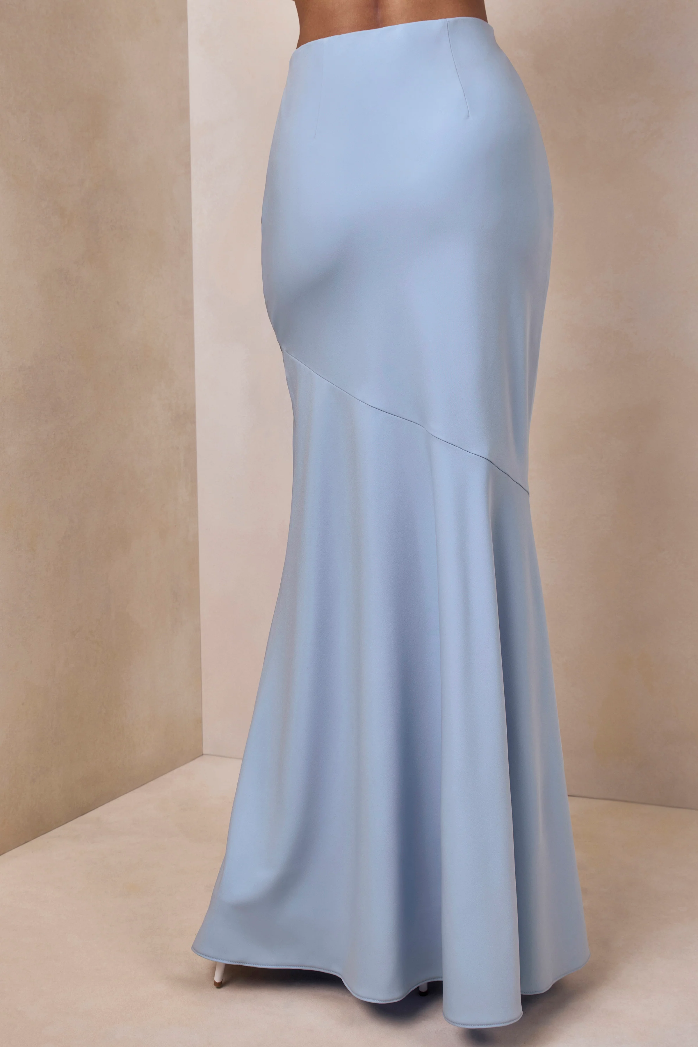 Vayla | Jupe longue en satin bleu poudré à taille basse asymétrique - Image 4