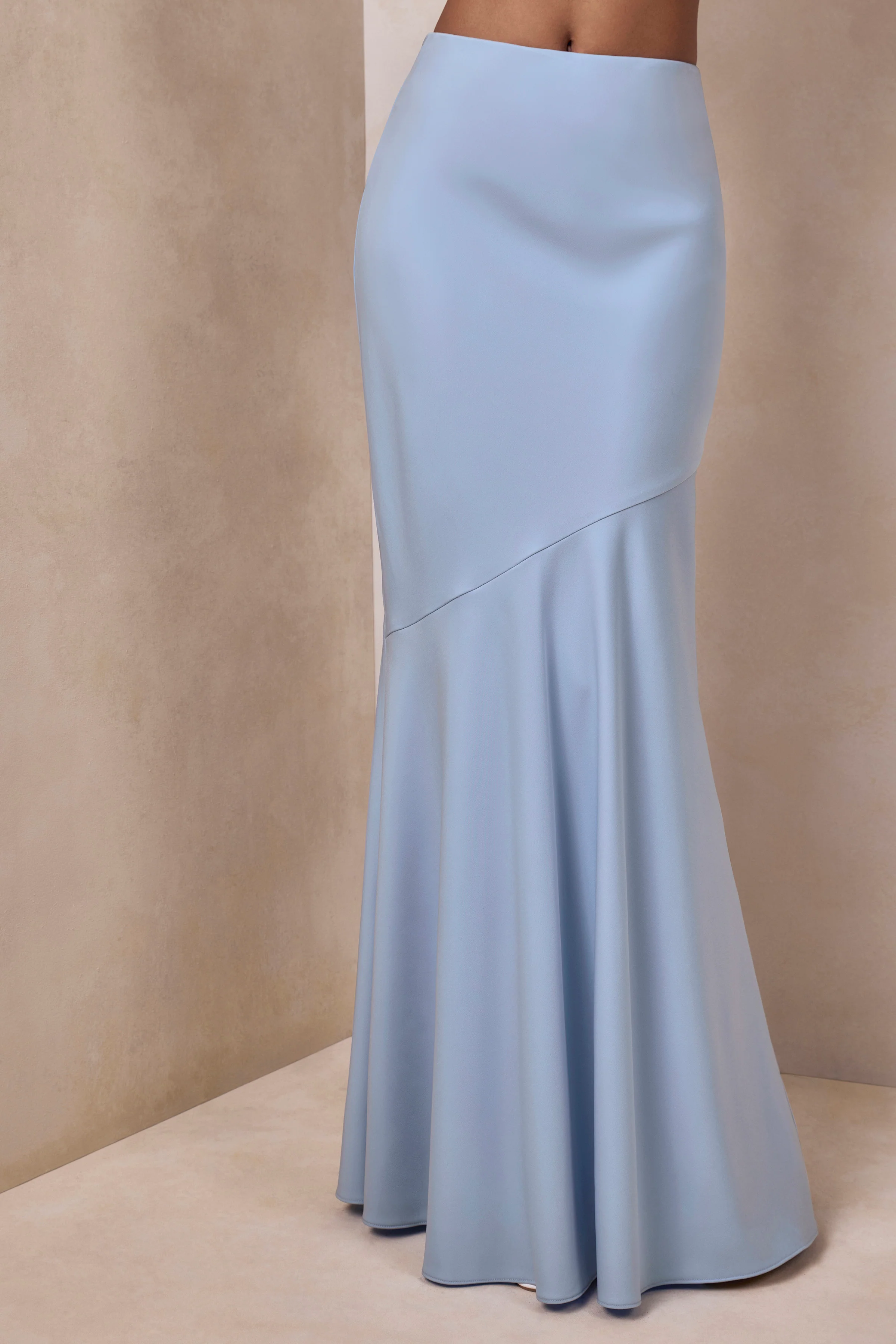 Vayla | Jupe longue en satin bleu poudré à taille basse asymétrique - Image 8