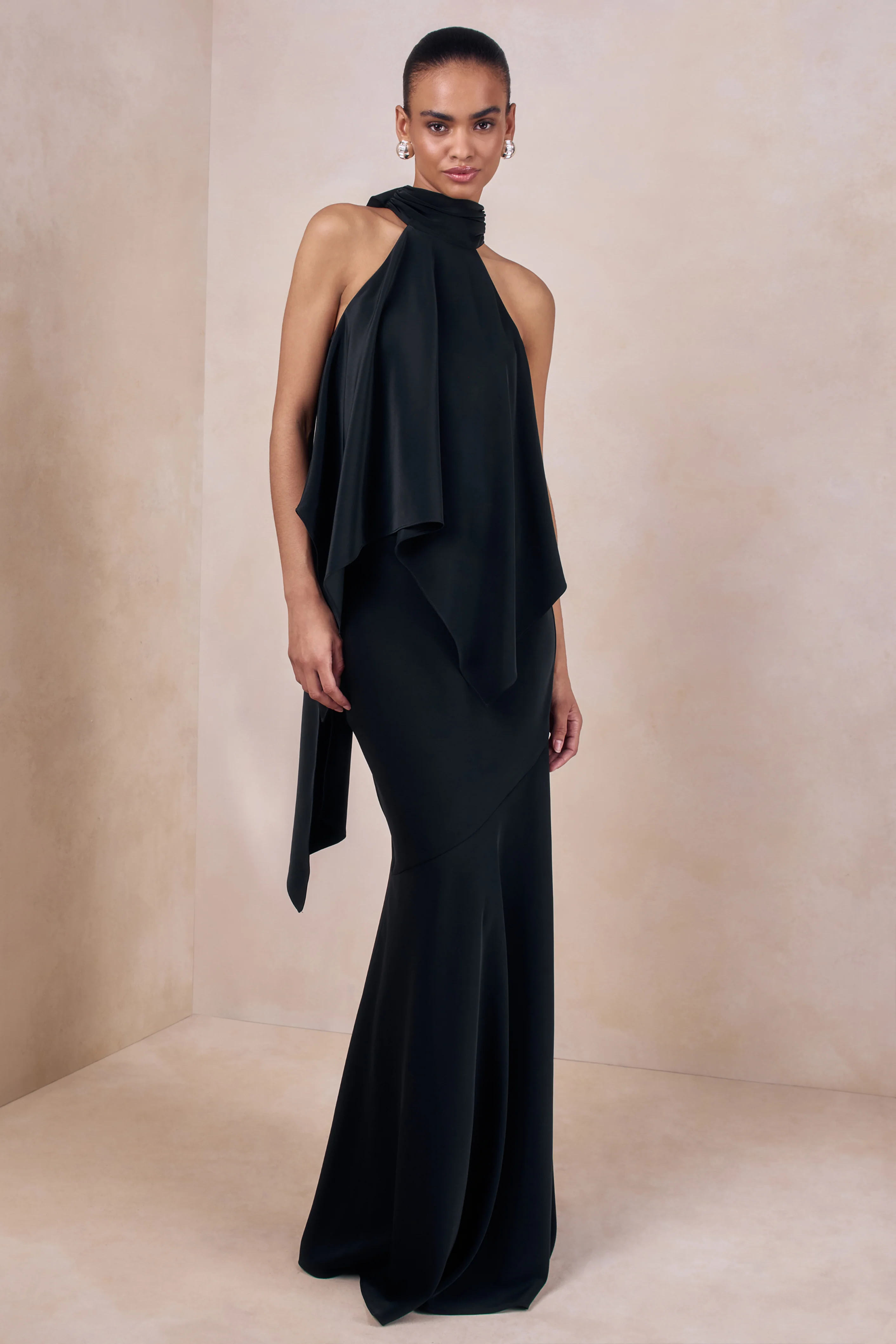 Vayla | Jupe longue en satin mat noir à taille basse asymétrique