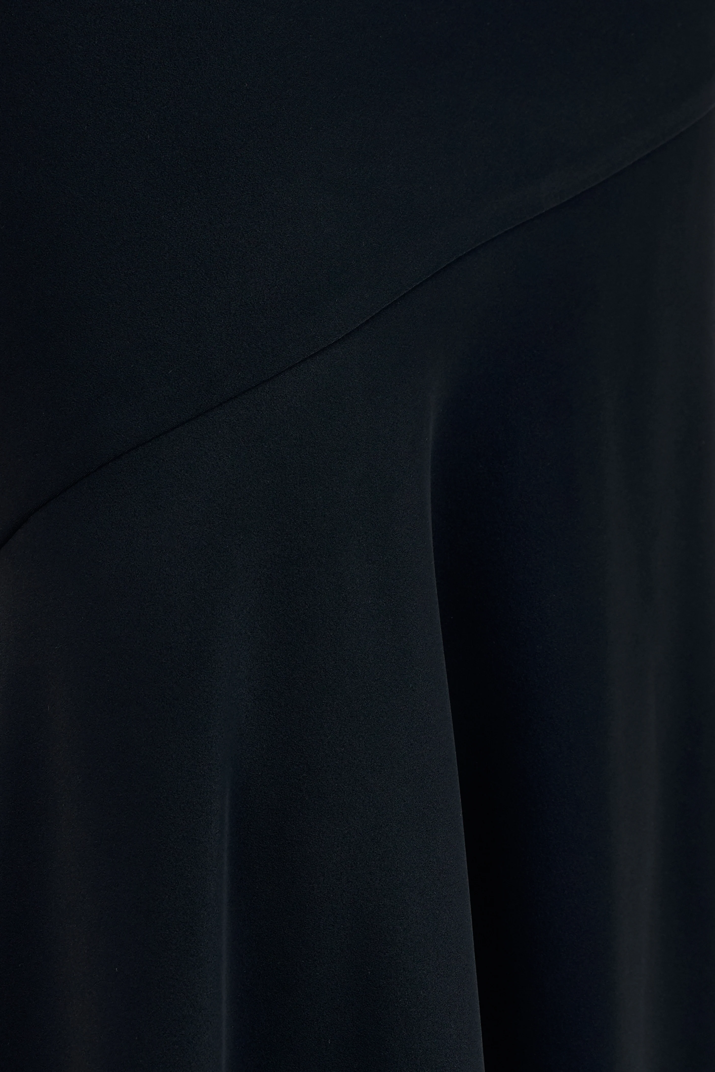 Vayla | Jupe longue en satin mat noir à taille basse asymétrique - Image 6