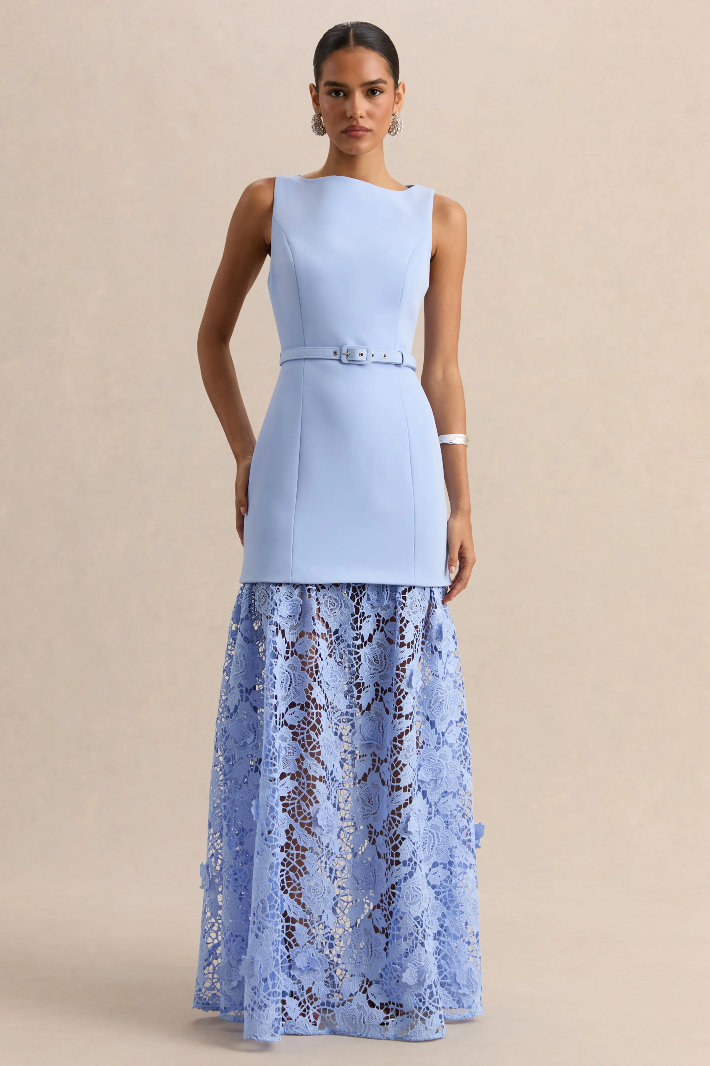 Verena | Robe longue bleu poudré à encolure bateau et ceinturée avec jupe en dentelle