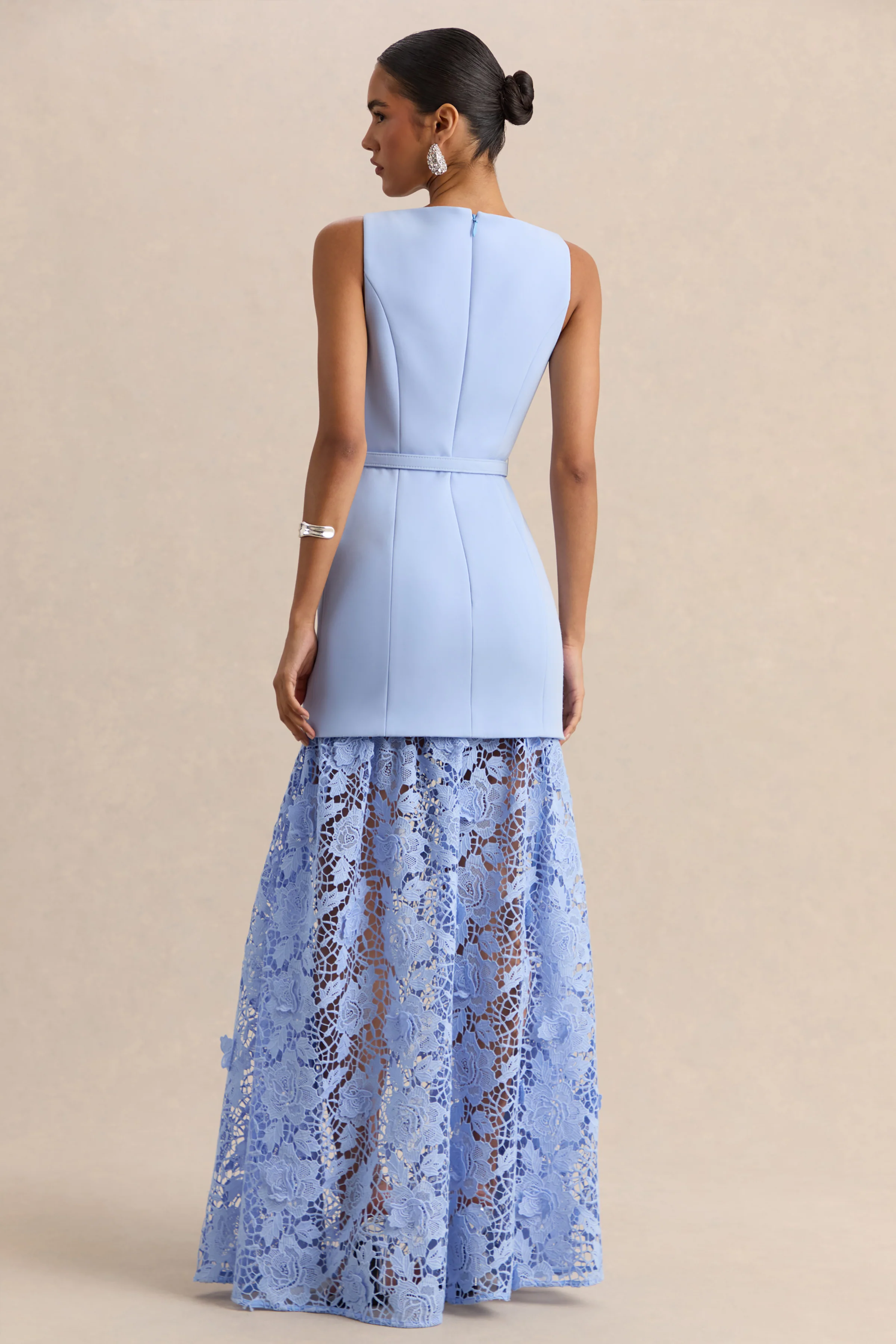 Verena | Robe longue bleu poudré à encolure bateau et ceinturée avec jupe en dentelle - Image 2