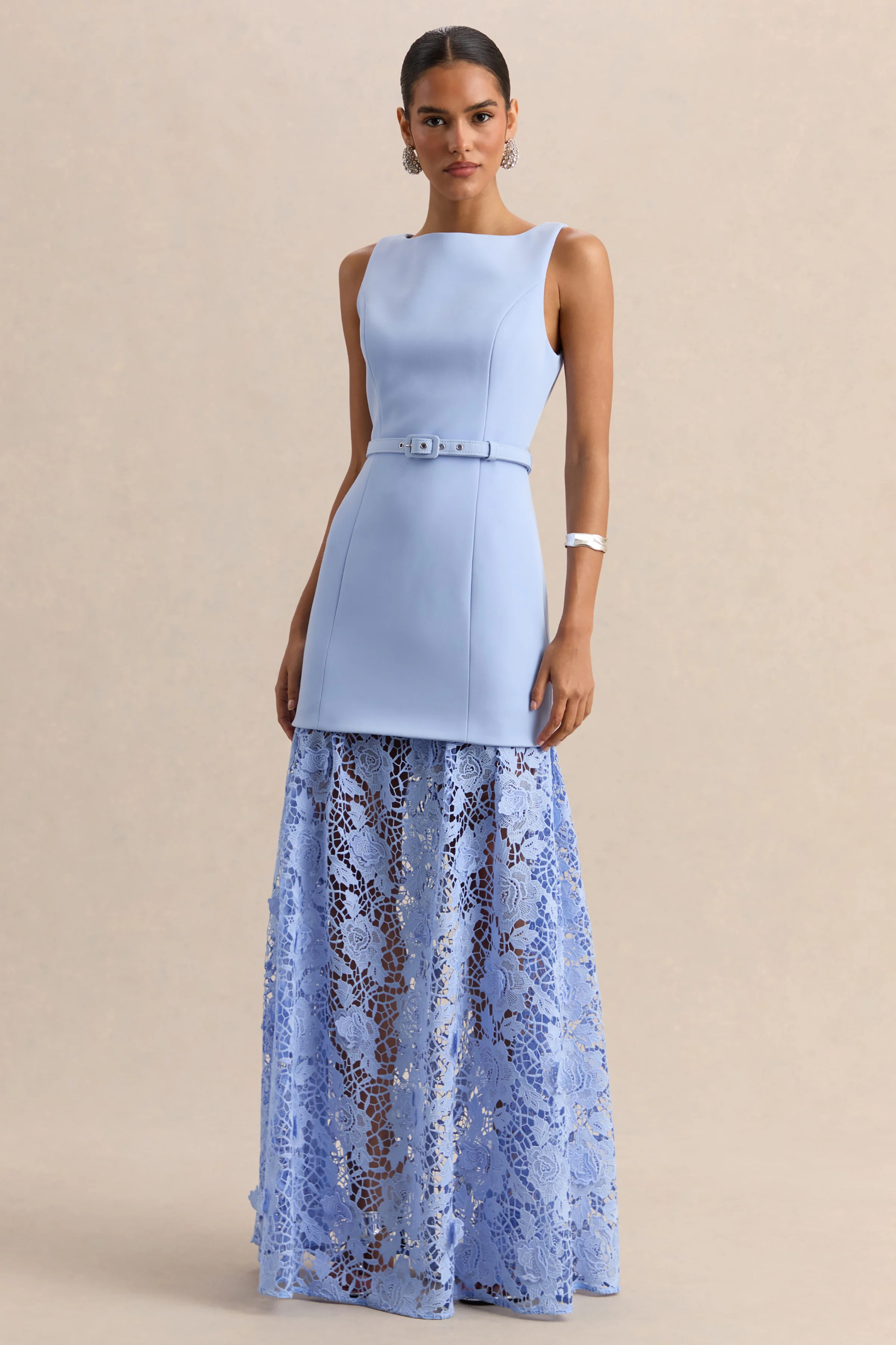 Verena | Robe longue bleu poudré à encolure bateau et ceinturée avec jupe en dentelle - Image 4