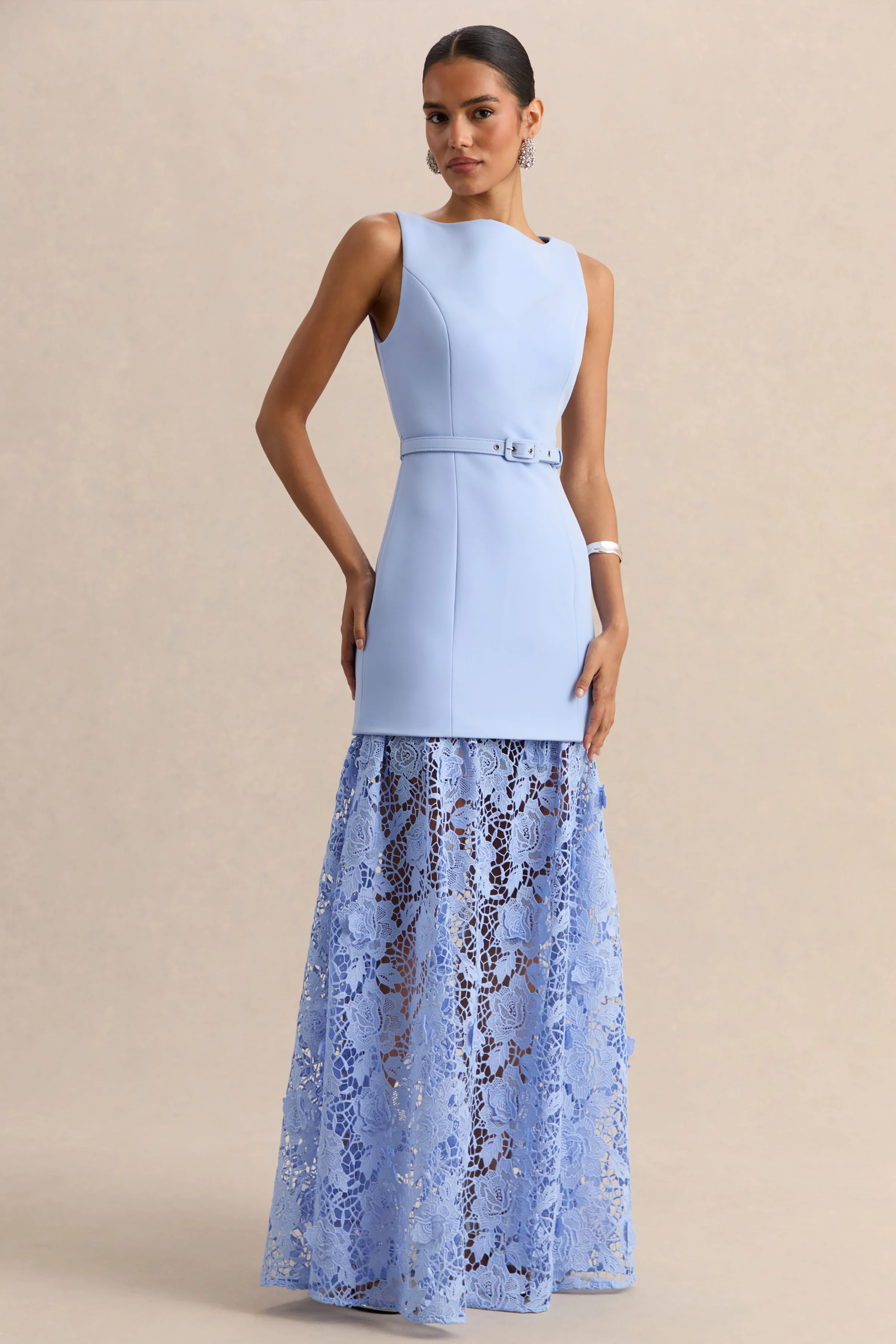 Verena | Robe longue bleu poudré à encolure bateau et ceinturée avec jupe en dentelle - Image 5