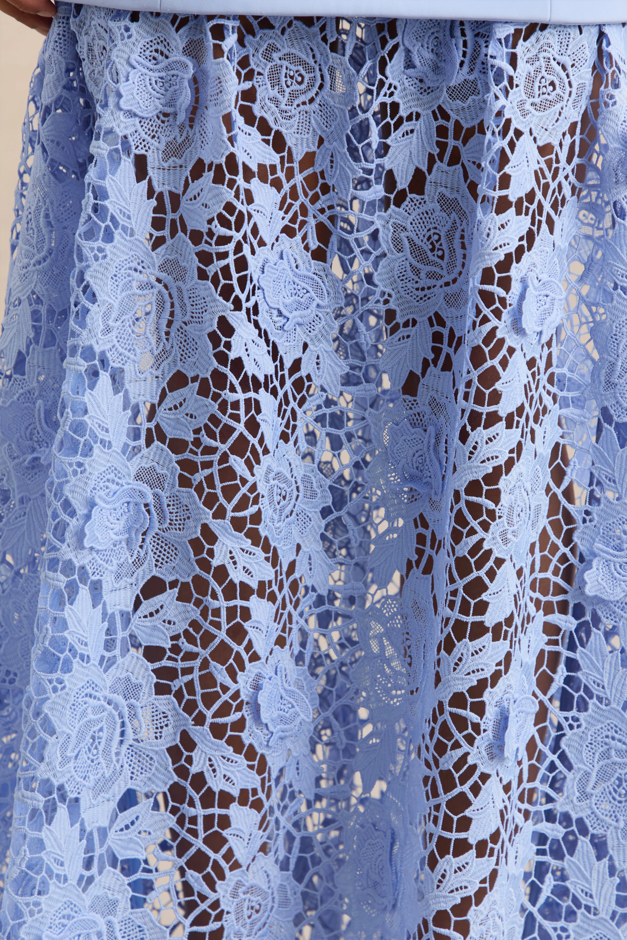 Verena | Robe longue bleu poudré à encolure bateau et ceinturée avec jupe en dentelle - Image 6