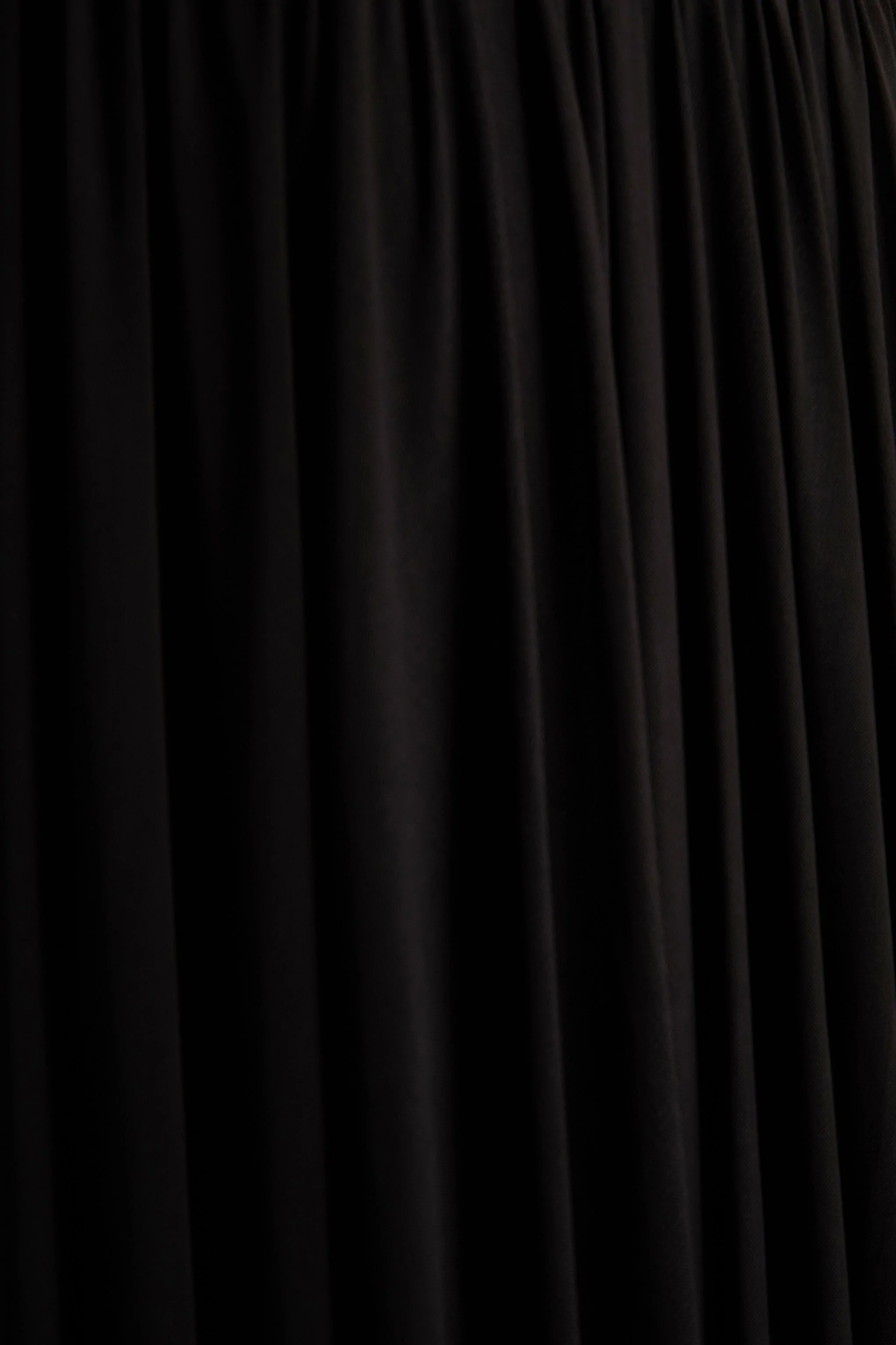 Verity | Robe longue noire à encolure drapée avec jupe transparente - Image 7
