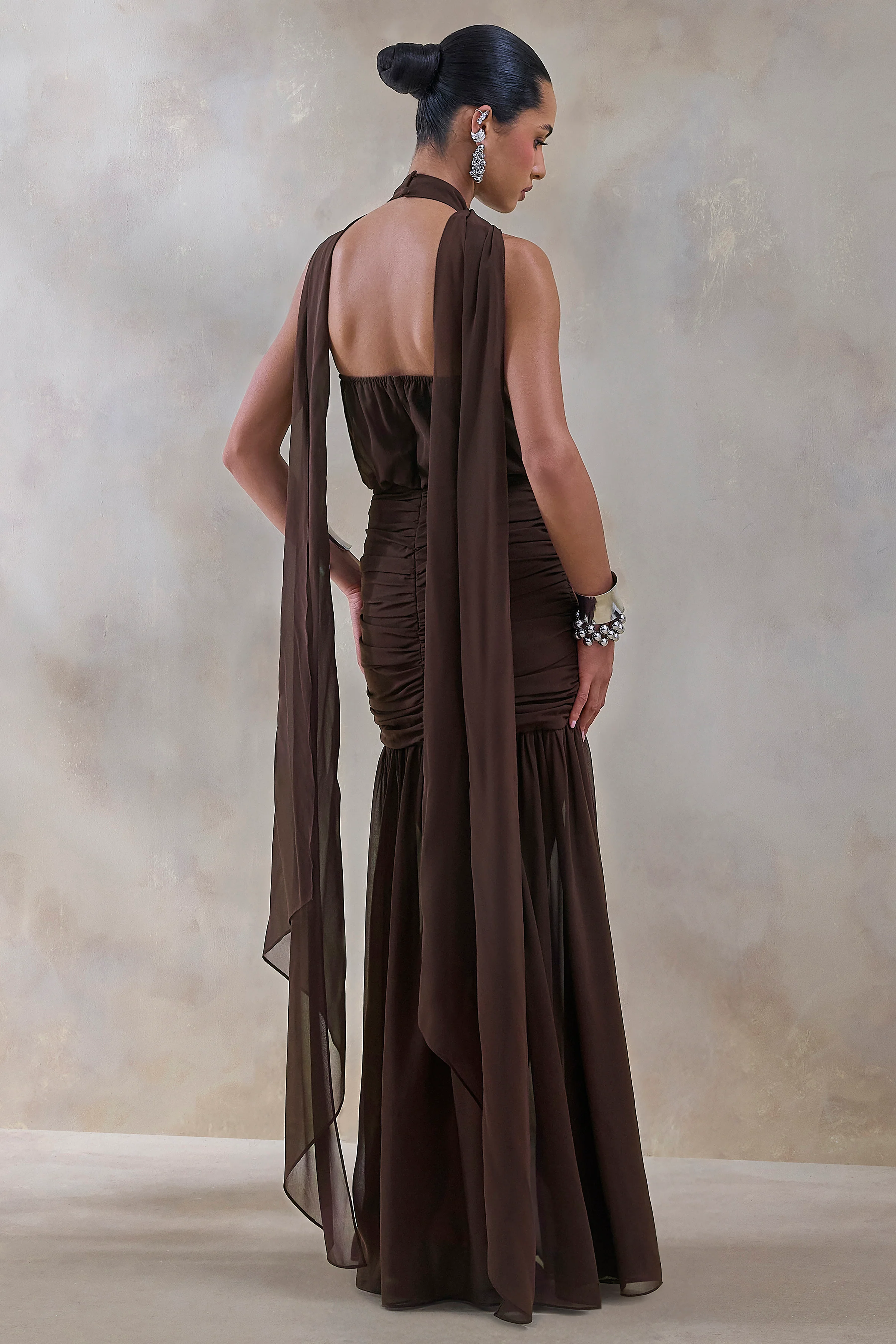 Veronique | Robe longue brune à encolure dos-nu - Image 2