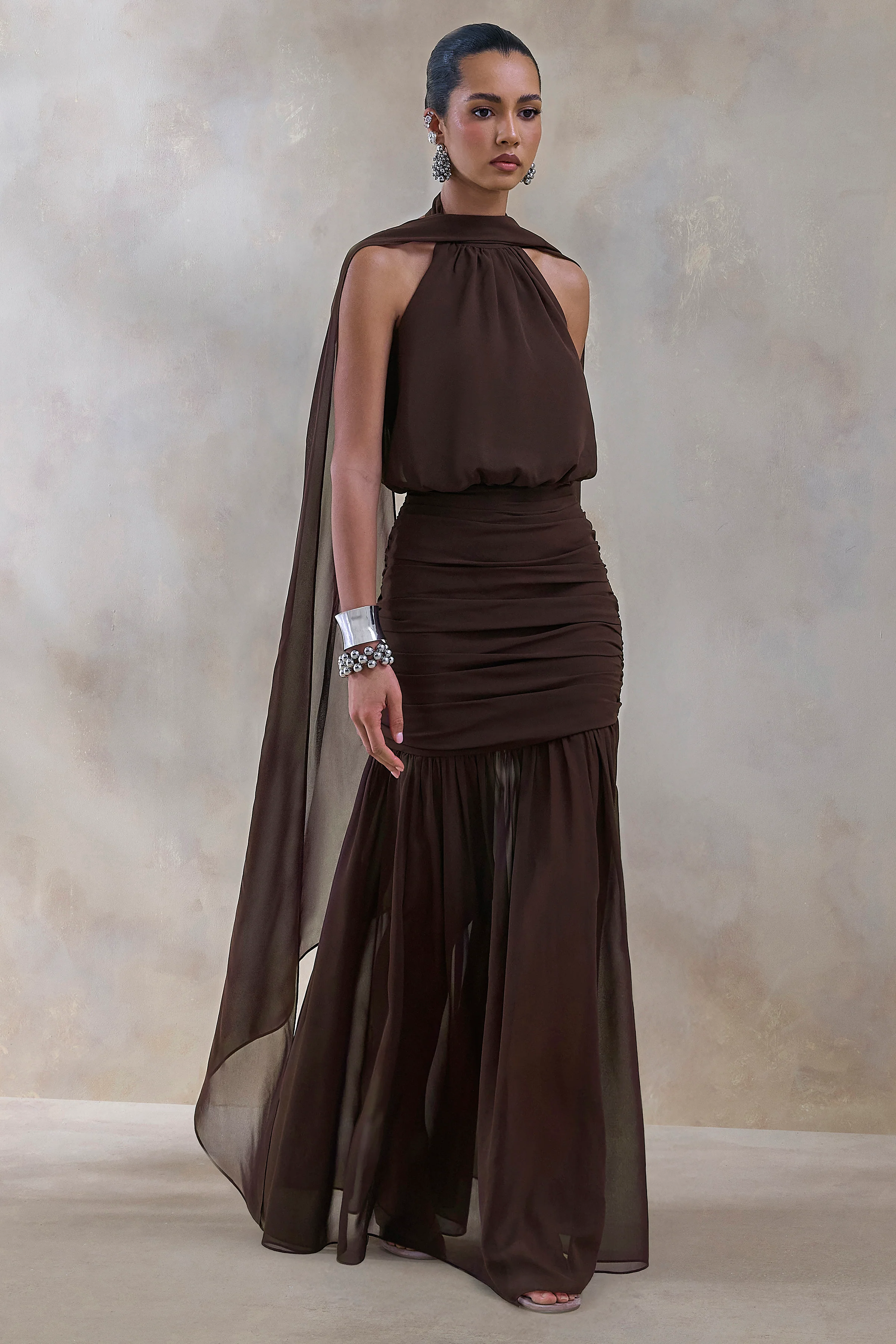 Veronique | Robe longue brune à encolure dos-nu - Image 4